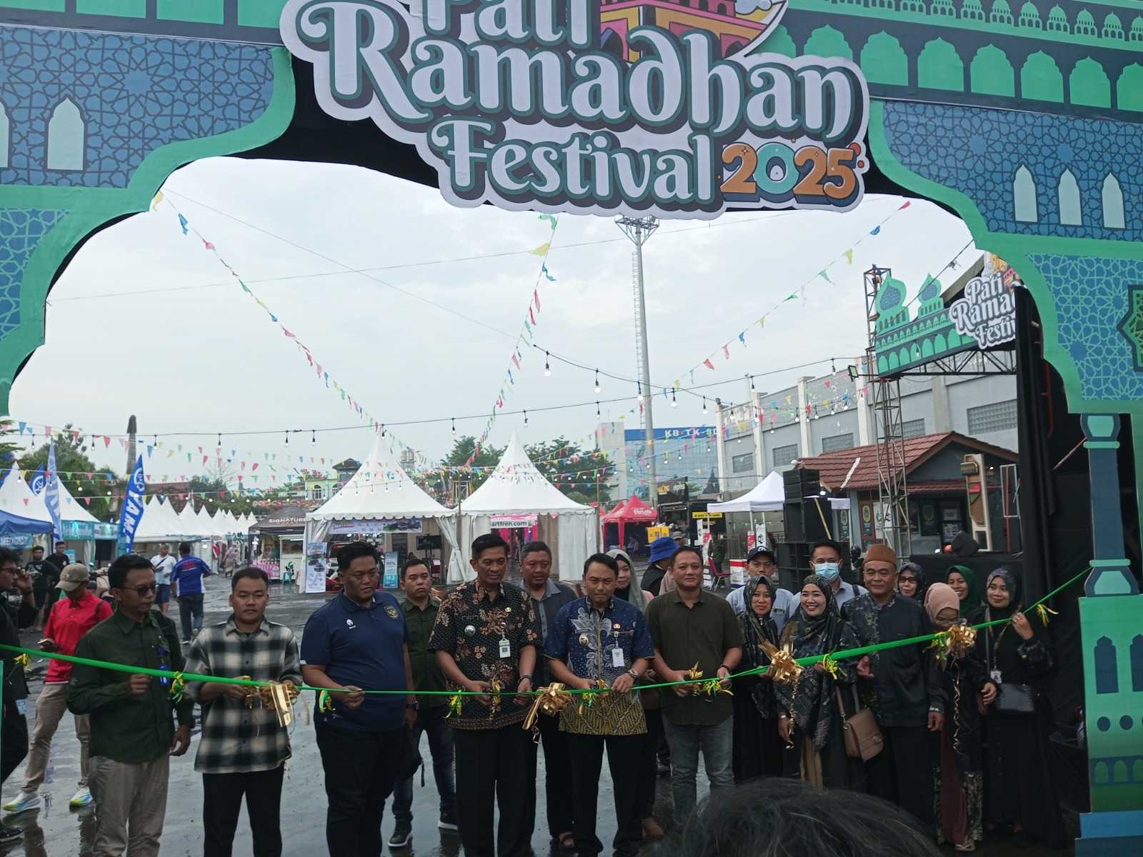 Wakil Bupati Pati Risma Ardhi Chandra saat membuka event Pati Festival Ramadan 2025 pada Jumat (14/3) sore. (ACHMAD ULIL ALBAB/RADAR KUDUS)