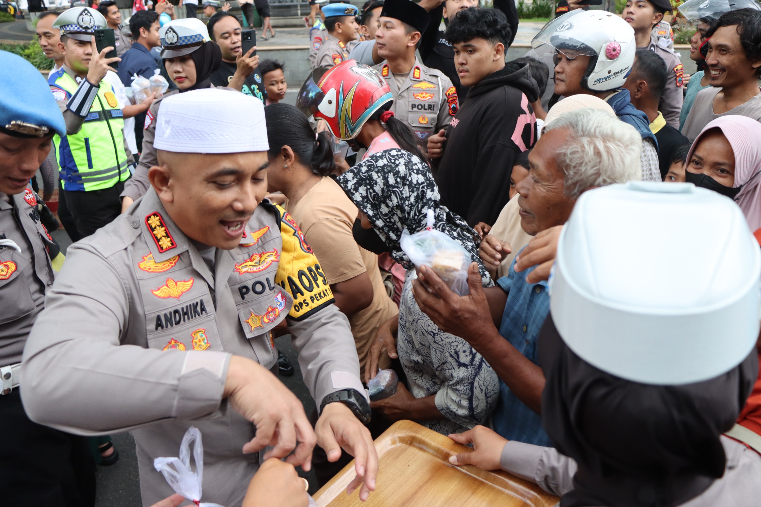 Kapolresta Pati Kombes Pol Andika membagikan takjil kepada masyarakat belum lama ini. (POLRESTA PATI UNTUK RADAR KUDUS)