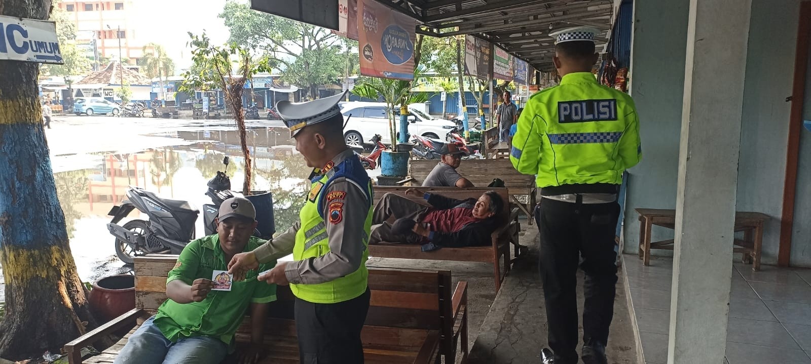 DICEK: Kepolisian mendatangi pemudik di Terminal Kembang Joyo Pati akhir pekan lalu. (ANDRE FAIDHIL FALAH/RADAR KUDUS)