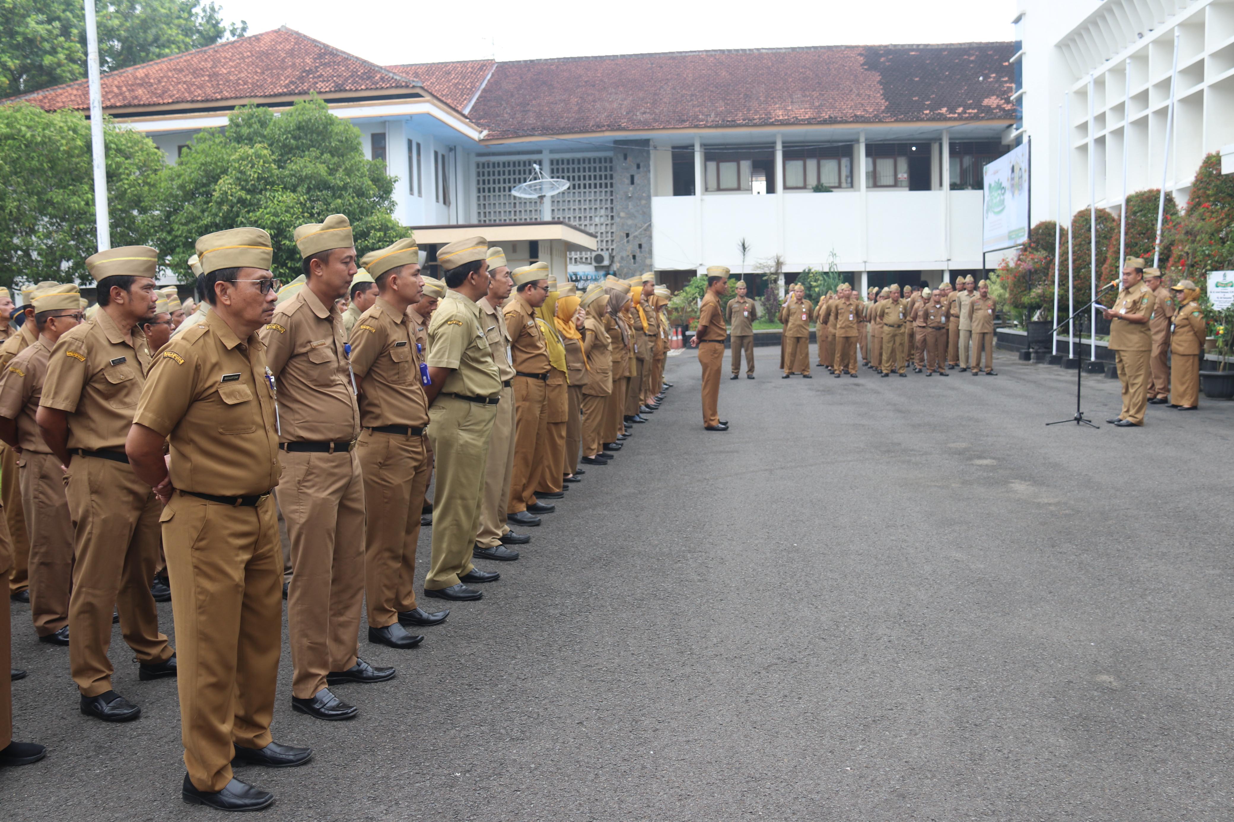 TERTIB: Para pegawai di lingkungan Pemerintah Kabupaten Blora saat apel pagi. (EKO SANTOSO/RADARPATI.ID)