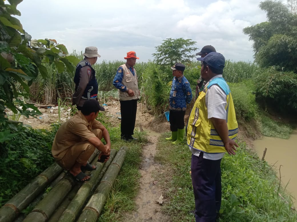 DIBANTU: Pemkab Pati mengirim sandbag di Desa Ketitangwetan, Batangan Senin (17/3). (BPBD PATI UNTUK RADAR KUDUS)