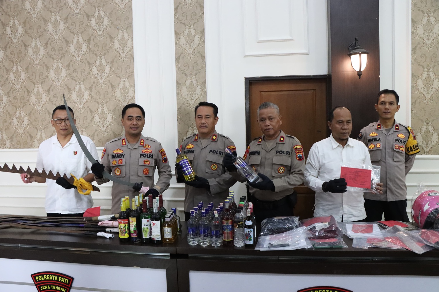 DILIHATKAN: Personel Polresta Pati menunjukkan barang bukti sitaan di Aula SAR Mapolresta setempat Senin (17/3) pagi. (ANDRE FAIDHIL FALAH/RADAR KUDUS)
