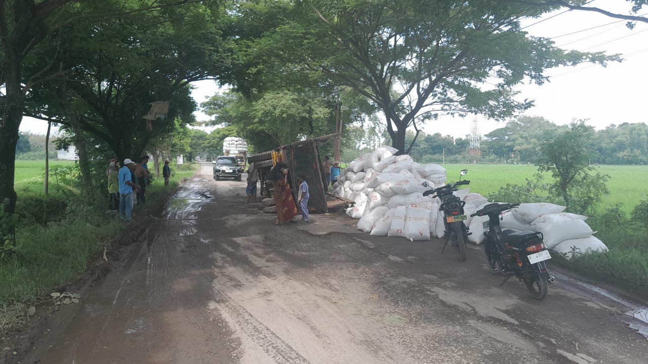 Sebuah truk fuso terguling di Jalan Winong - Gabus. (POLSEK WINONG)