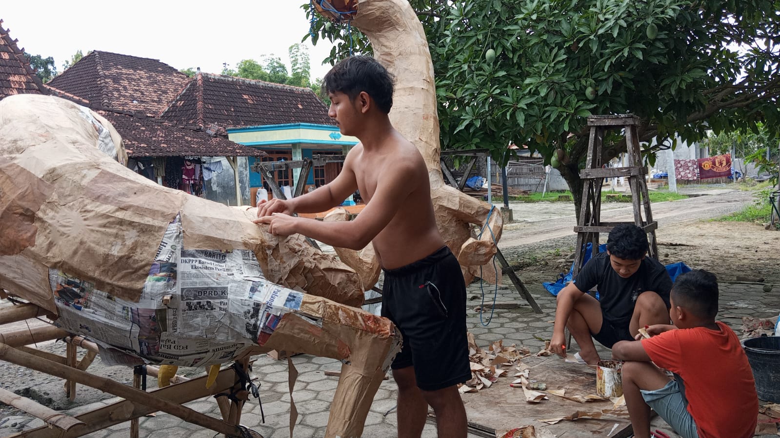 Sekelompok pemuda di Desa Bringin Kecamatan Juwana sedang menyiapkan kreasi untuk acara takbir keliling tahun ini. (ACHMAD ULIL ALBAB/RADAR KUDUS)