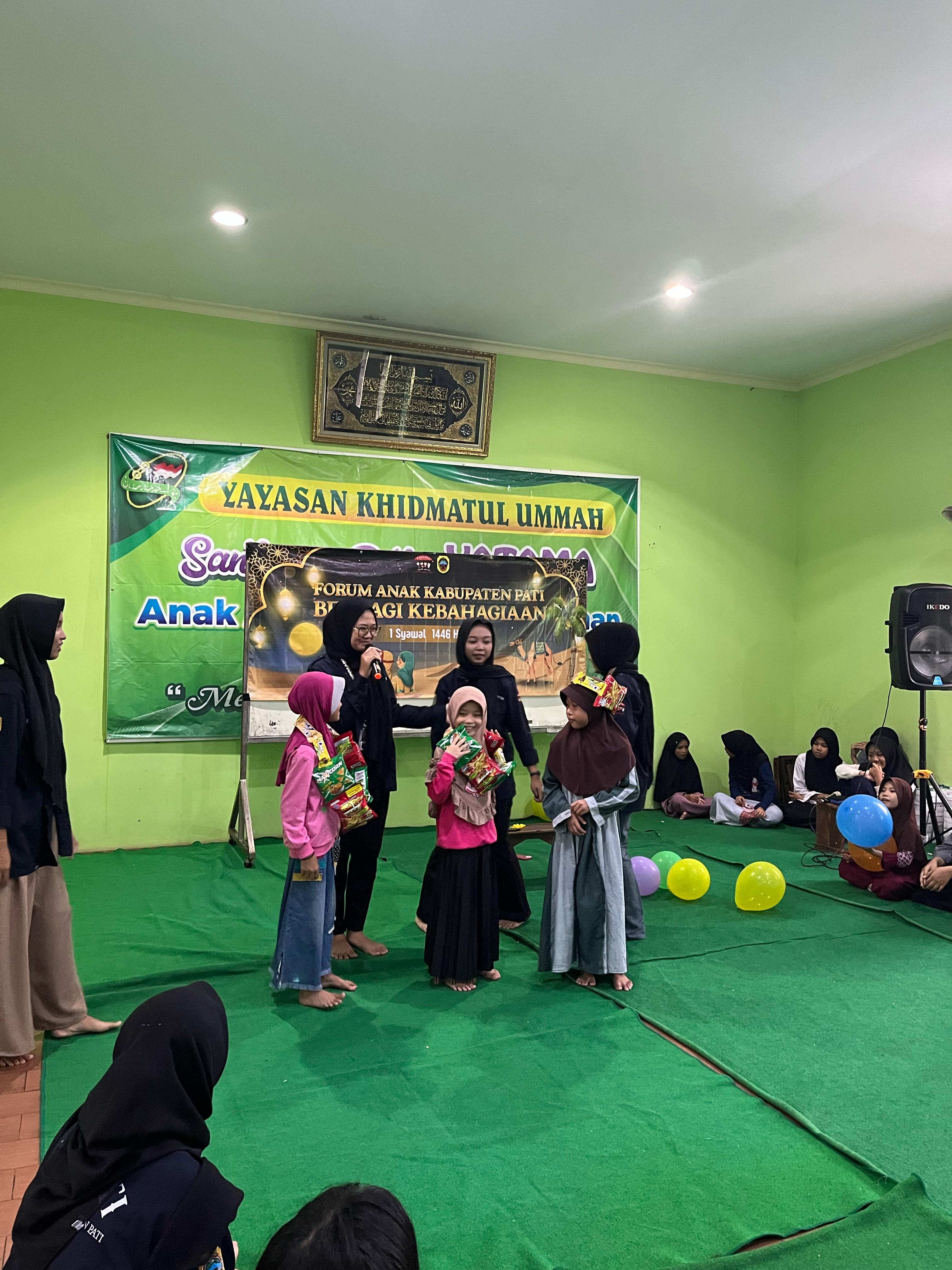 Keseruan berbagi hadiah dari Forum Anak Kabupaten Pati.