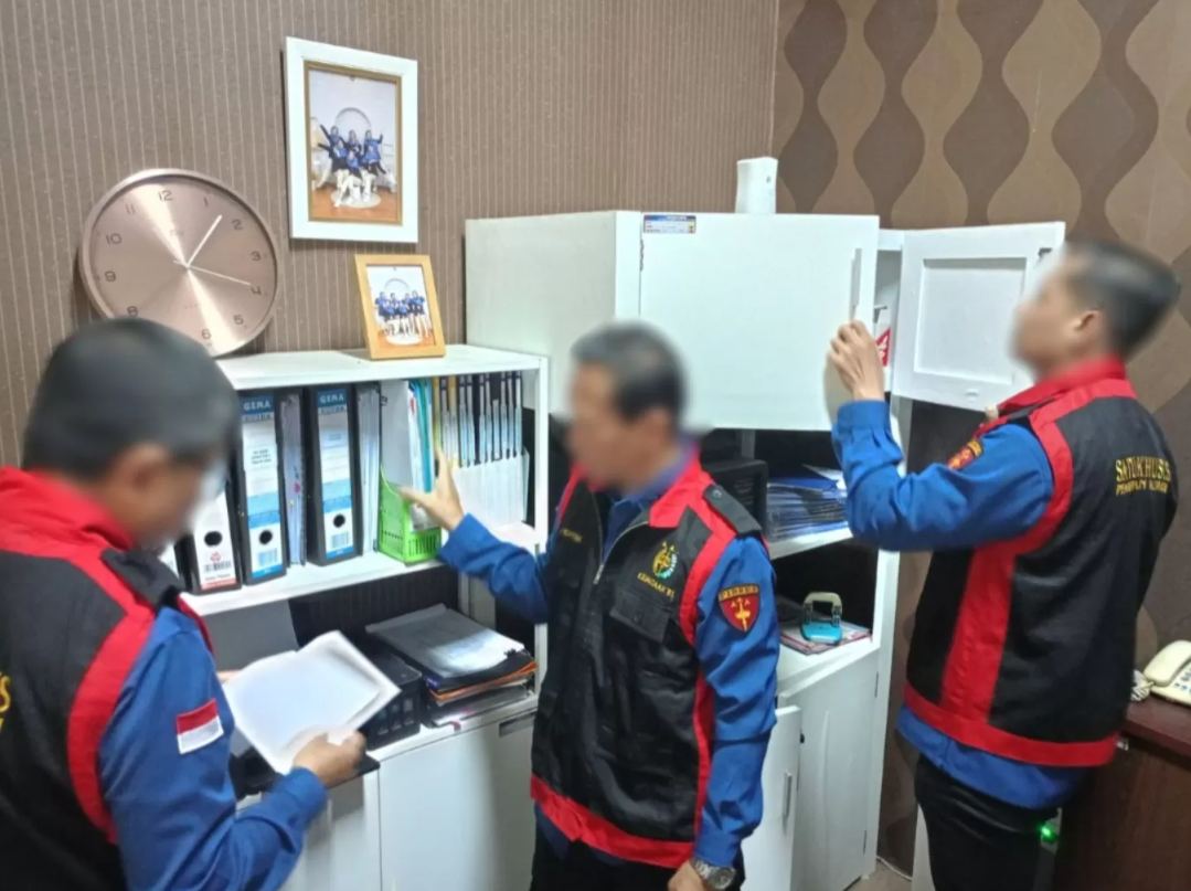 Tim penyidik Kejati Jateng saat menggeledah kantor PT CSA, Kamis (20/3) (RadarSemarang.ID/RadarPati.ID)