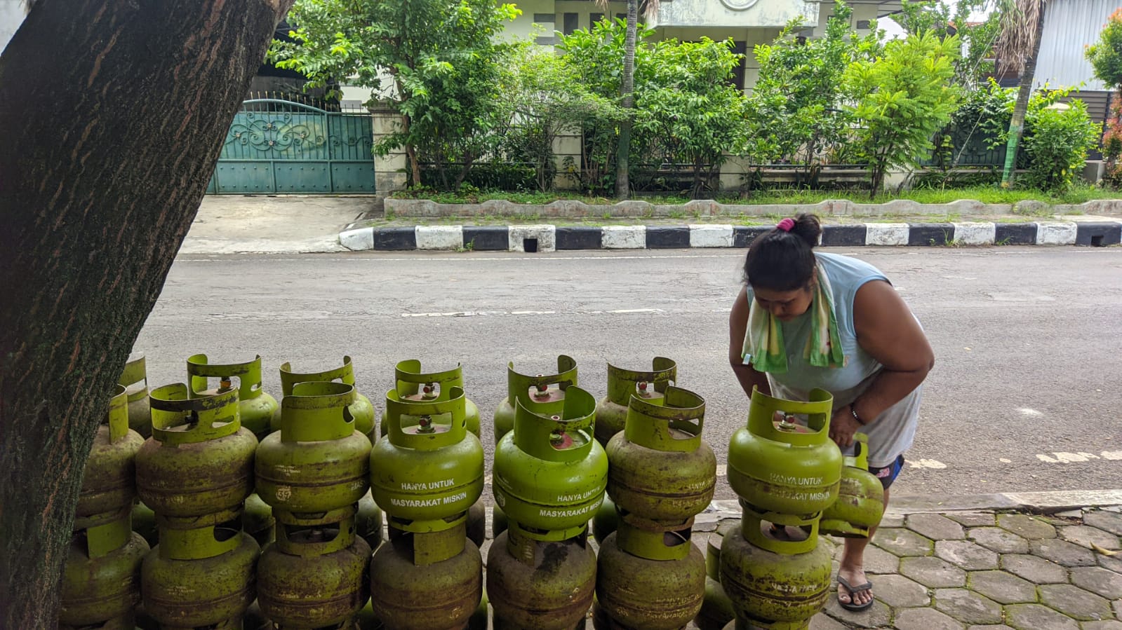 Seorang sedang menata tabung LPG 3 kilogram di  Pati Kota belum lama ini. (ACHMAD ULIL ALBAB/RADAR KUDUS)