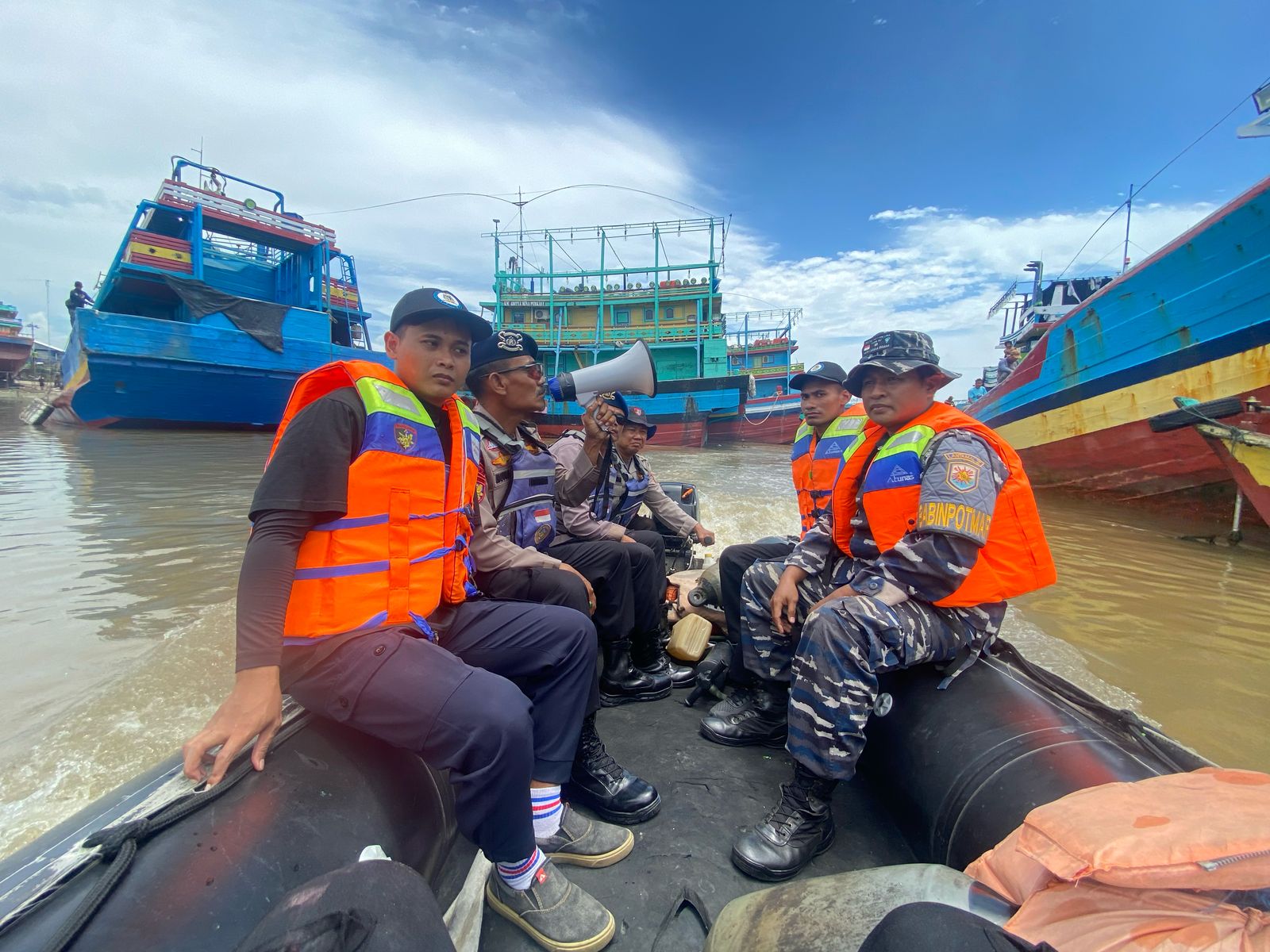 Tim Terpadu Maritim Juwana melakukan patroli intensif di alur Sungai Silugonggo Juwana yang padat dengan kapal penangkap ikan. (HUMAS POLRESTA PATI)