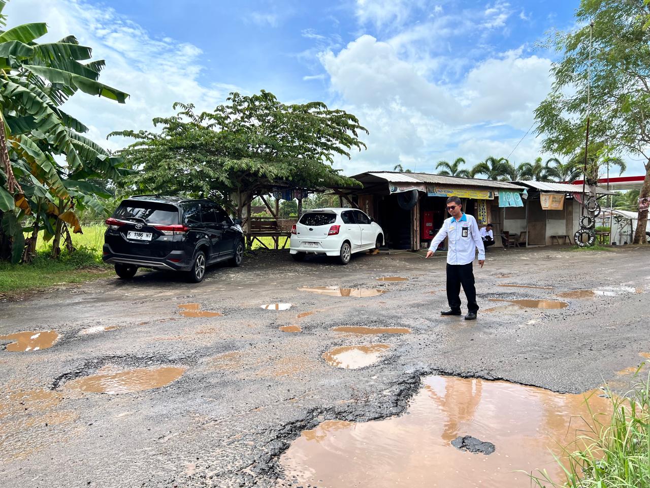 Tim dari Ombudsman RI Perwakilan Jawa Tengah memantau kondisi Jalan Tayu &ndash; Dukuhseti yang rusak parah. (OMBUDSMAN JATENG UNTUK RADAR KUDUS)