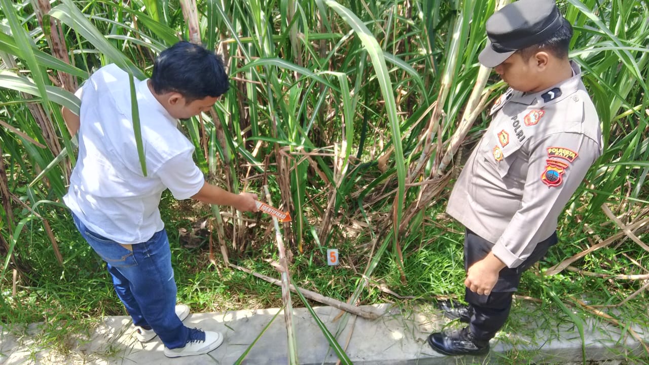 Petugas kepolisian melakukan penyelidikan di TKP kasus pengeroyokan dua remaja di Desa Srikaton Kecamatan Jaken Kabupaten Patio. (POLRESTA PATI UNTUK RADAR KUDUS)