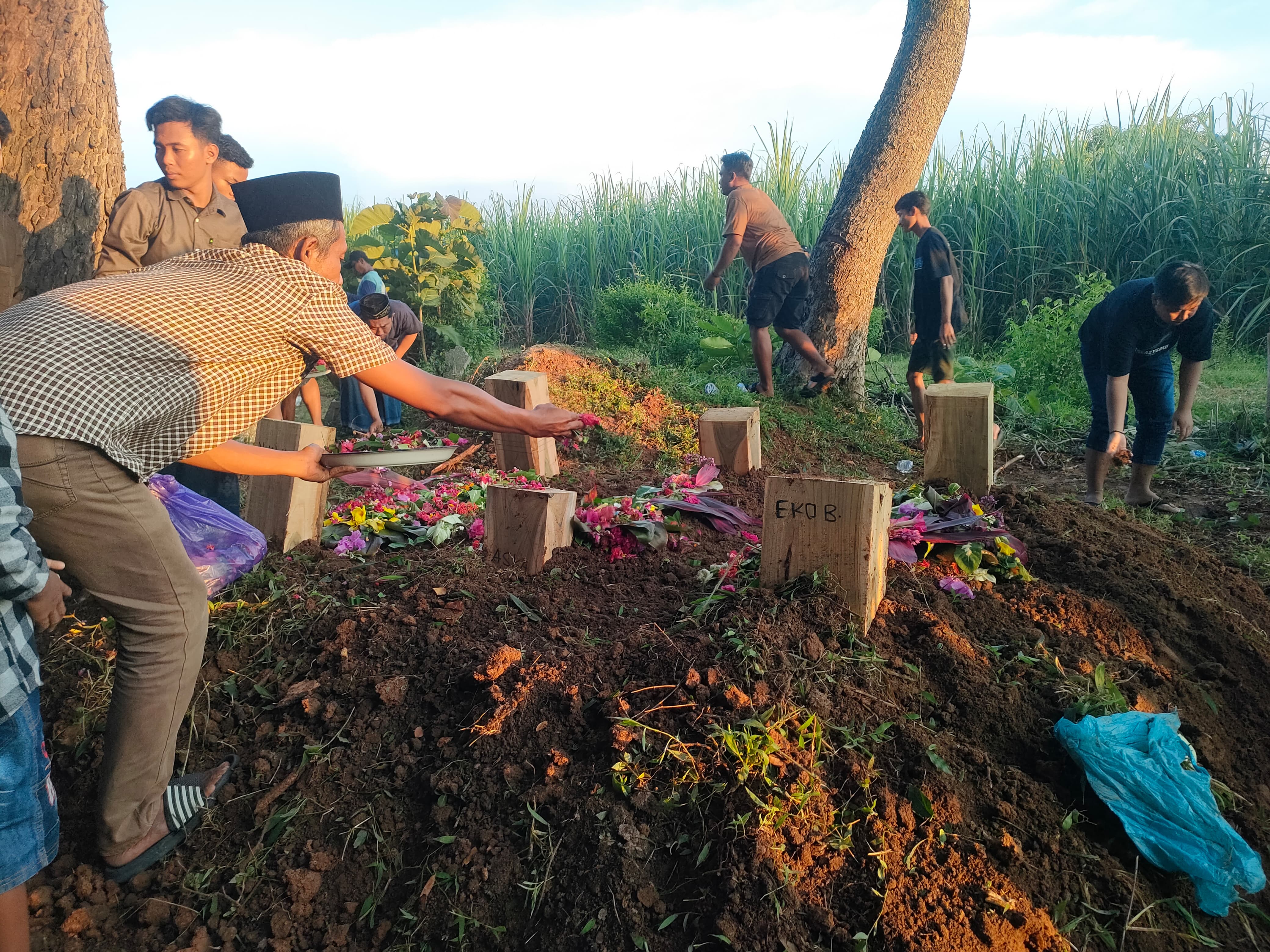 DIMAKAMKAN: Pasutri Eko Beni Mohyanto dan Yayuk Watingsih serta putrinya Aska Rafana Putri dimakamkan di satu liang lahat.