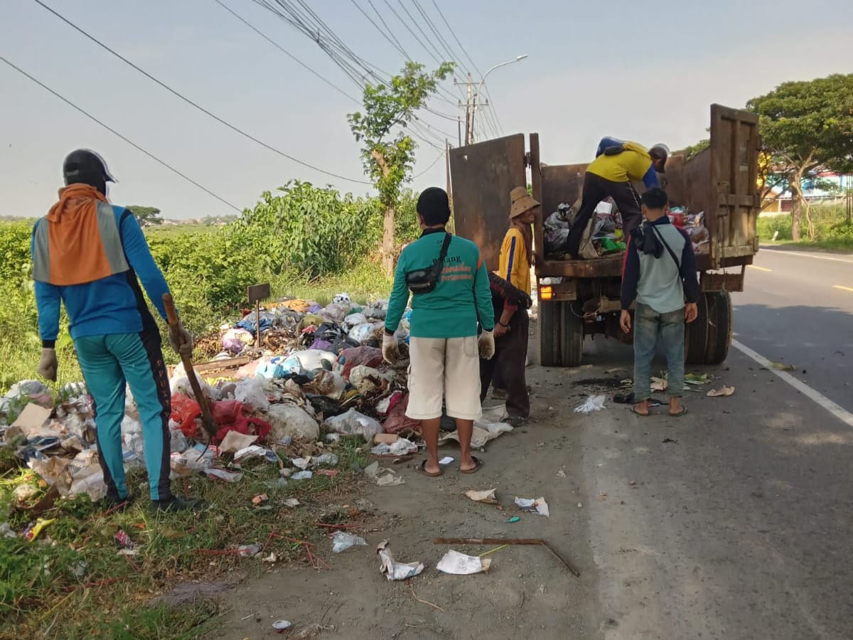 Petugas sedang mengangkut sampah untuk dibawa ke Tempat Pembuangan Akhir (TPA), Kamis (10/4/2025). (DLH UNTUK RADAR KUDUS)