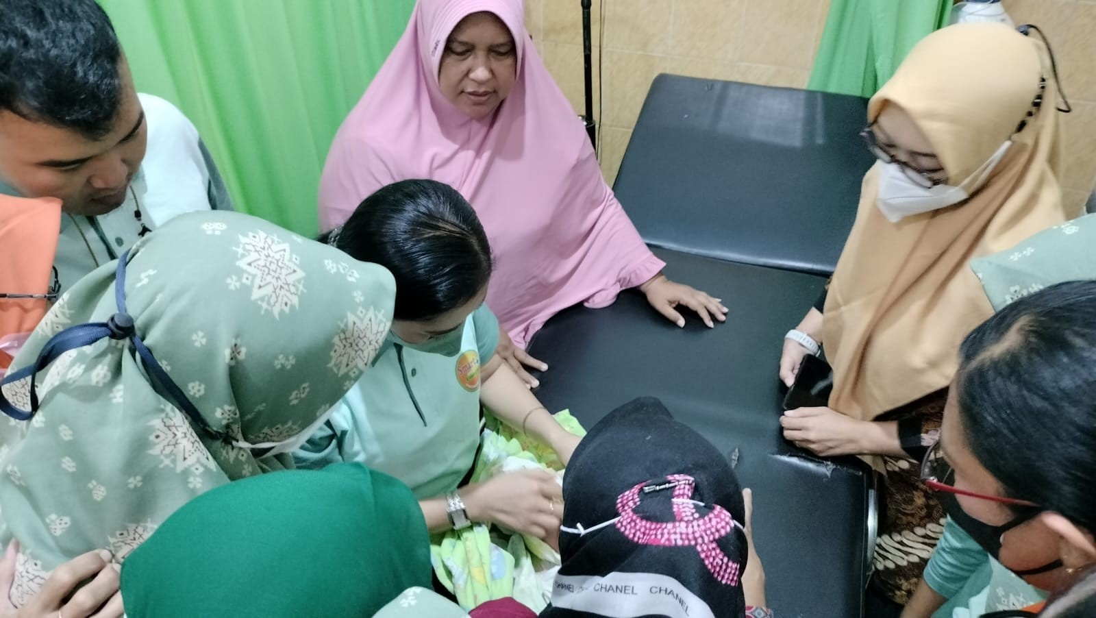 DICEK: Puskesmas Dukuhseti memeriksa bayi di ruangan perawatan belum lama ini. (ANDRE FAIDHIL FALAH/RADAR KUDUS)
