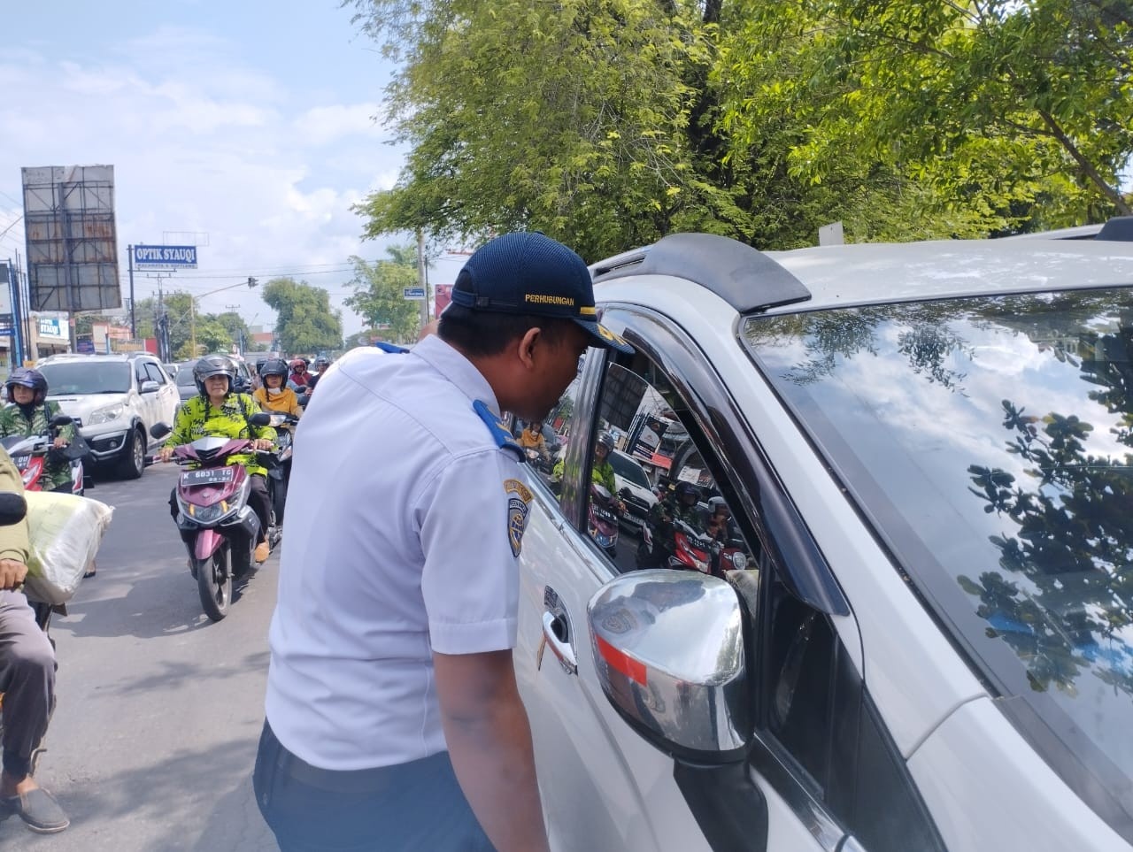 DIPERIKSA: Dishub Pati mendatangi mobil parkir di dekat RSUD Soewondo belum lama ini. (ANDRE FAIDHIL FALAH/RADAR KUDUS)