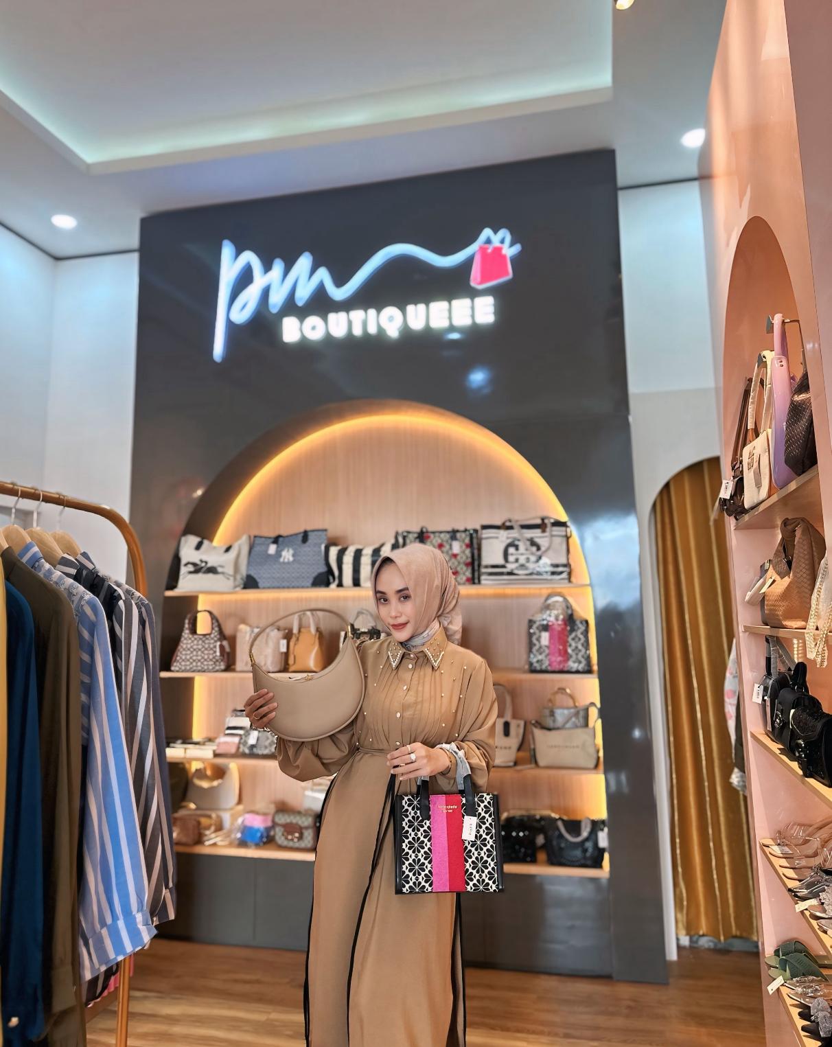 Sosok Paramita Mayangsari yang mendirikan store tas branded di Purwodadi. (DOKUMEN PRIBADI)