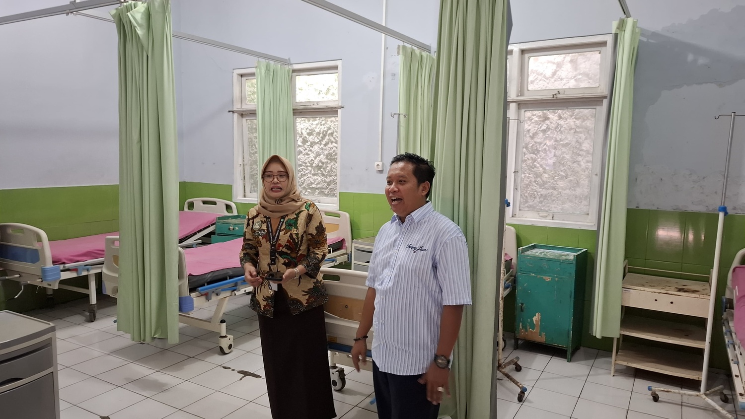 DISATRONI: Ketua Komisi D DPRD Pati Teguh Bandang mendatangi Puskesmas Winong 1 kemarin pagi (11/4/2025). (ANDRE FAIDHIL FALAH/RADAR KUDUS)