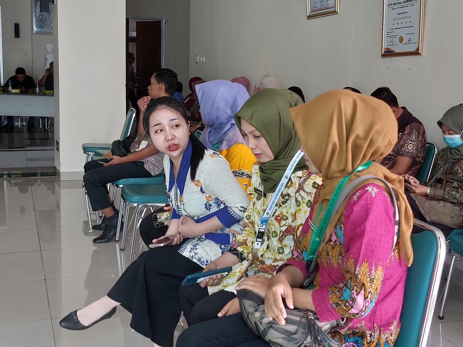 ANTRE: Karyawan RSUD Soewondo Pati menunggu giliran tes wawancara di depan Ruang Seruni RS setempat Jumat (11/4/2025). (ANDRE FAIDHIL FALAH/RADAR KUDUS)
