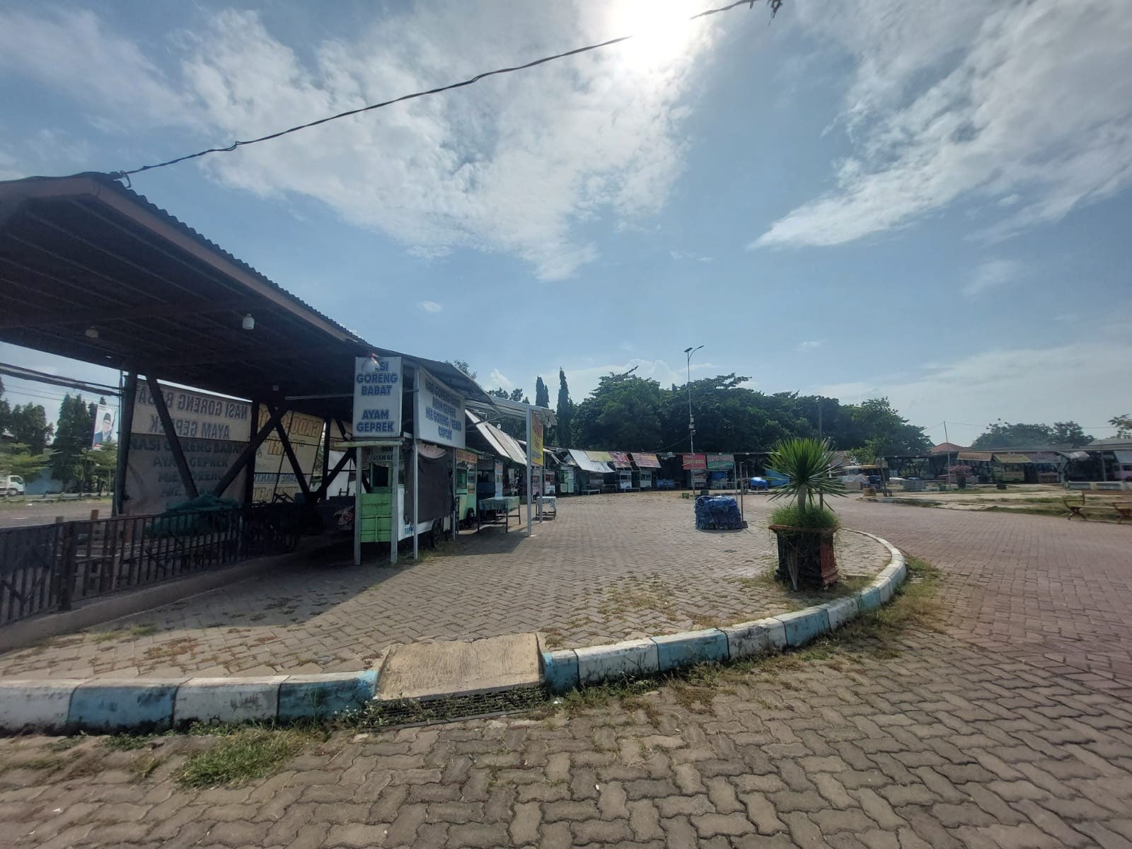 SEPI: Los PKL di Alun-alun Kembangjoyo sepi pengunjung Minggu (13/4). (ANDRE FAIDHIL FALAH/RADAR KUDUS)