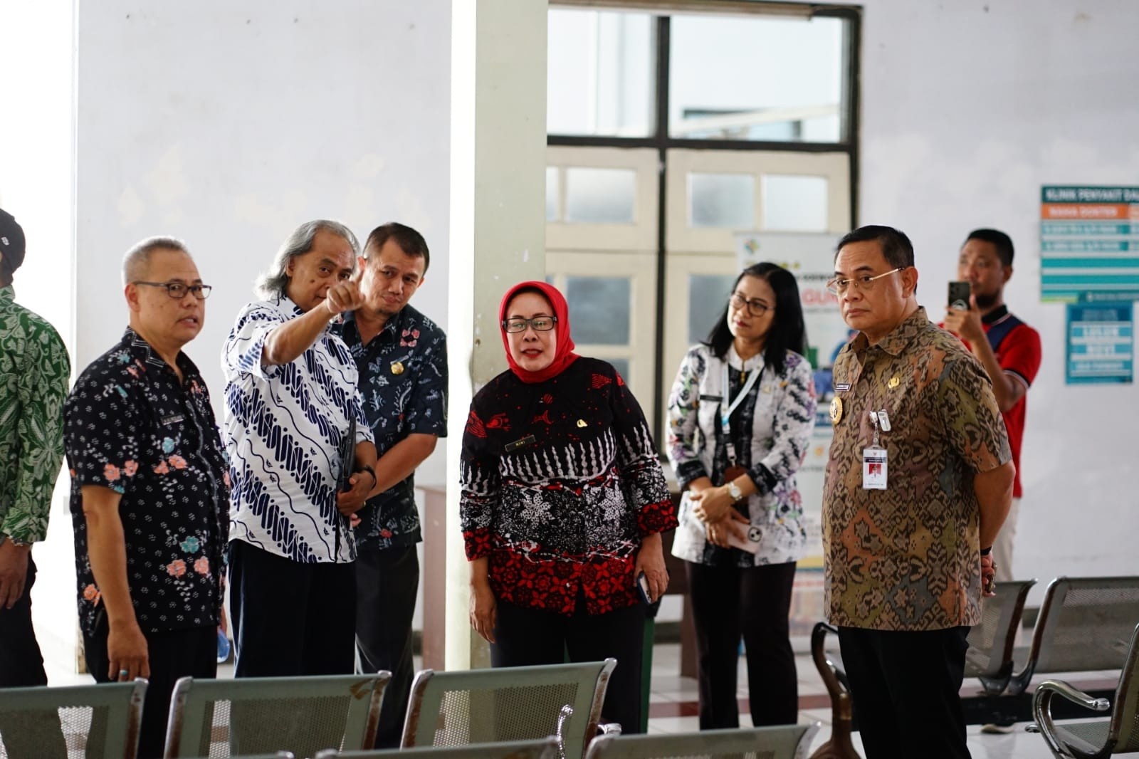DIPANTAU: Bupati Pati Sudewo melihat kondisi RSUD Soewondo belum lama ini. (ANDRE FAIDHIL FALAH/RADAR KUDUS)
