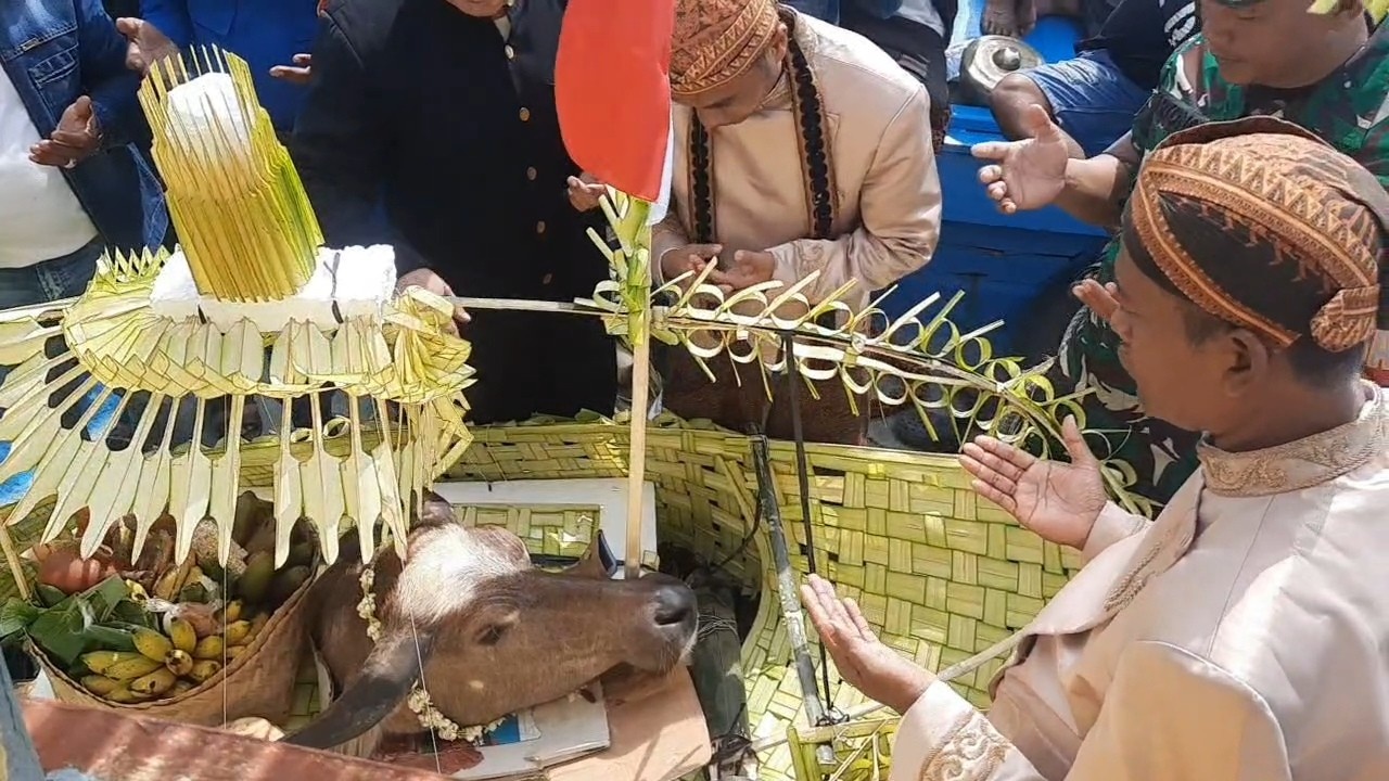 DILARUNG: Warga Desa Bendar, Juwana berdoa bersama di tengah peraian Juwana Minggu (13/4). (ANDRE FAIDHIL FALAH/RADAR KUDUS)