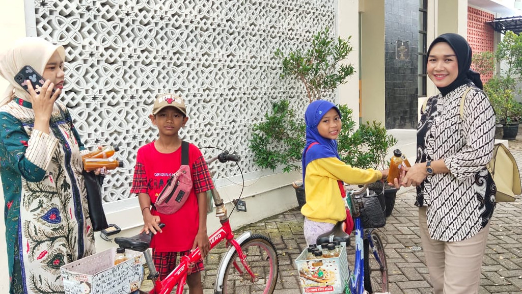 BELAJAR MANDIRI: Muhammad Yarindu Setiawan dan Desember Demayanti menjual jamu di kantor Kemenag Rembang. (WISNU AJI/RADAR PATI)   &nbsp;