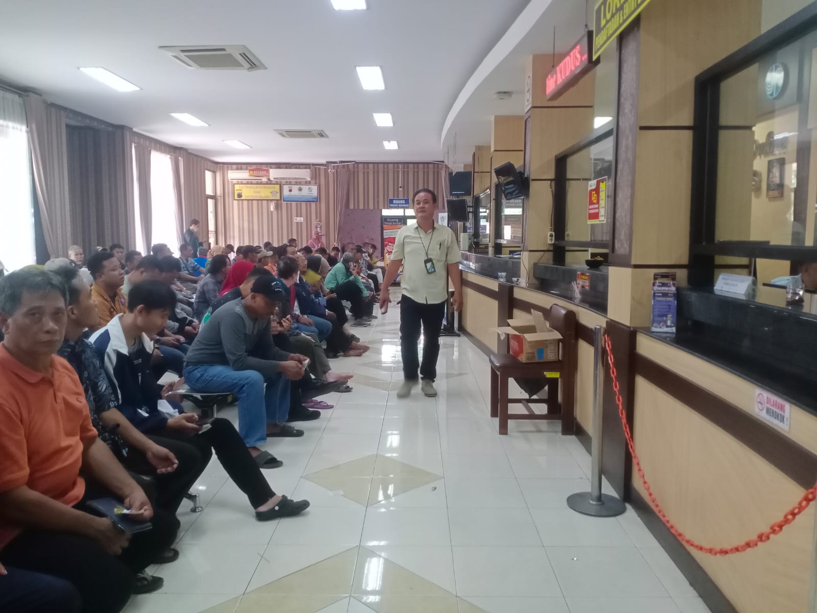 ANTREAN: Sejumlah warga Kudus yang mengantre membayar pajak pada momen pemutihan pajak yang digelar mulai 8 April hingga 30 Juni 2025. (ANDIKA TRISNA SAPUTRA/RADAR PATI)