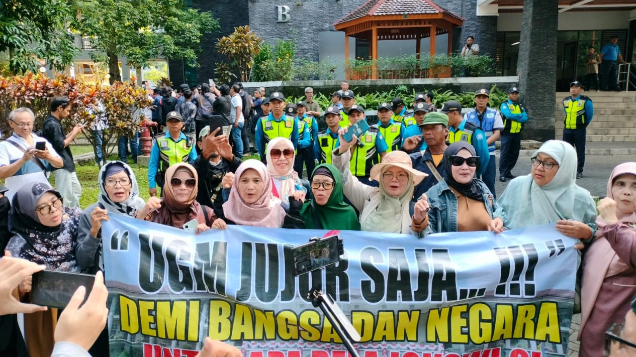 DEMO : Ibu-ibu Ikut Berdemo Terkait Keaslian Ijazah Jokowi di Fakultas Kehutanan UGM