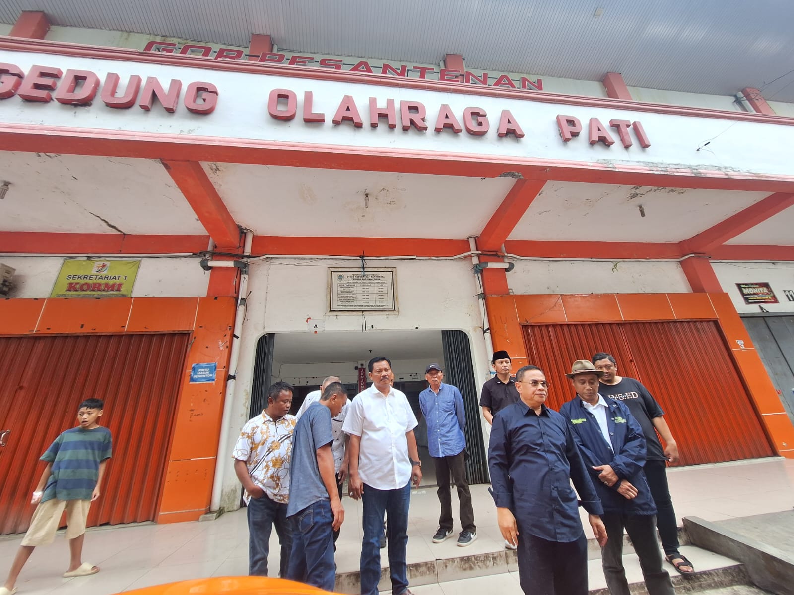 Bupati Pati Sudewo  bersama timnya melakukan sidak kondisi GOR Pesantenan di Jalan Tunggul Wulung Desa Puri Kecamatan Pati. (ACHMAD ULIL ALBAB/RADAR KUDUS)