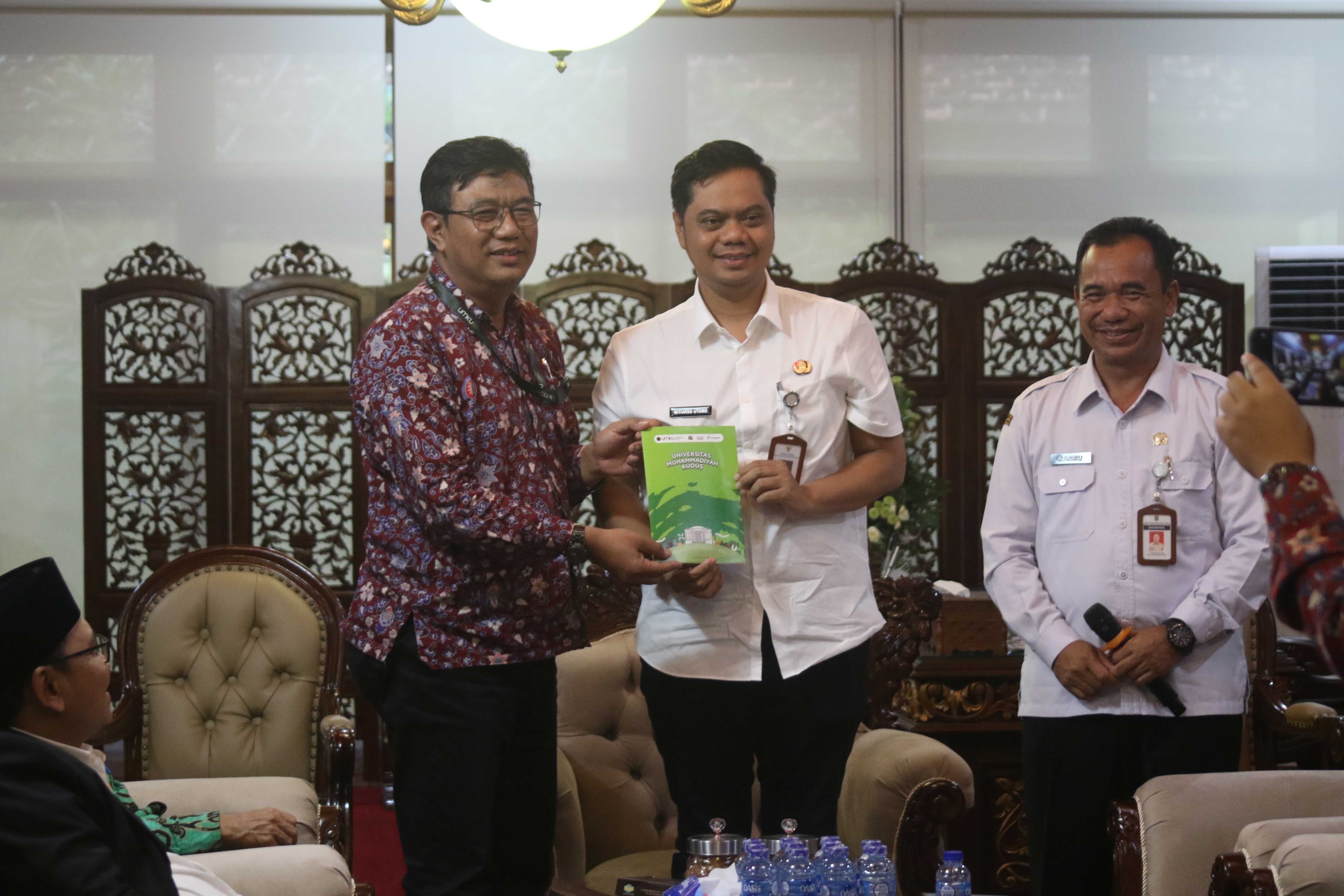 KULIAH GRATIS: Bupati Jepara Witiarso Utomo menggelar audiensi dengan pimpinan 14 perguruan tinggi dalam upaya menyediakan beasiswa kuliah bagi masyarakat Jepara