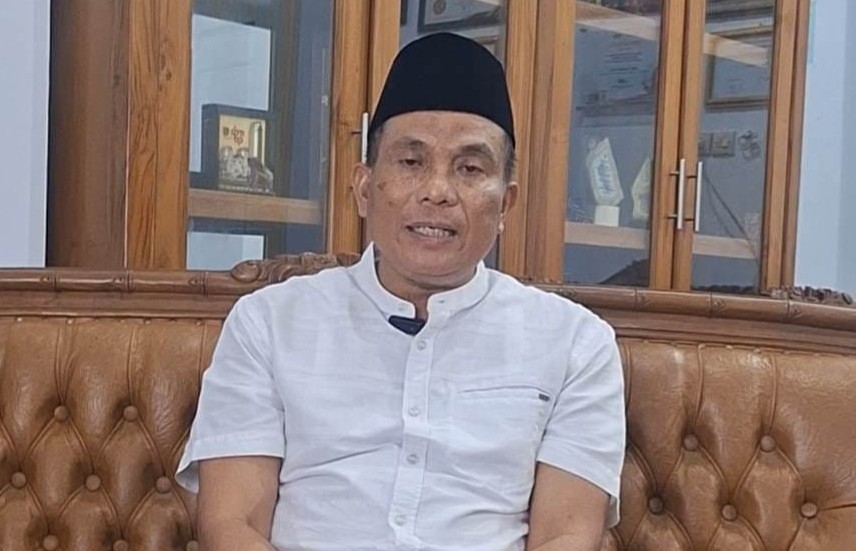 DUDUK: Kepala DPMPTSP Riyoso klarifikasi video yang viral di kantornya belum lama ini.