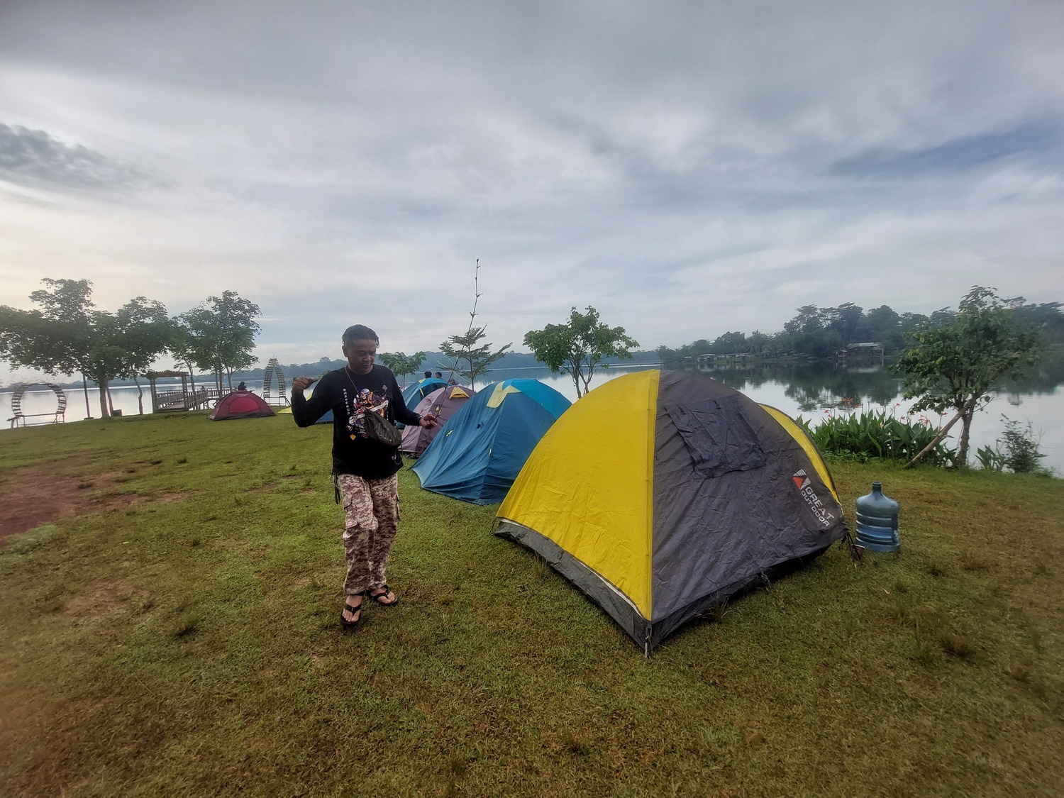 LIBURAN: Tenda-tenda kemah berjejer di lapangan Pesona Poncodan, Jumat (18/4). (ANDRE FAIDHIL FALAH/RADAR KUDUS)