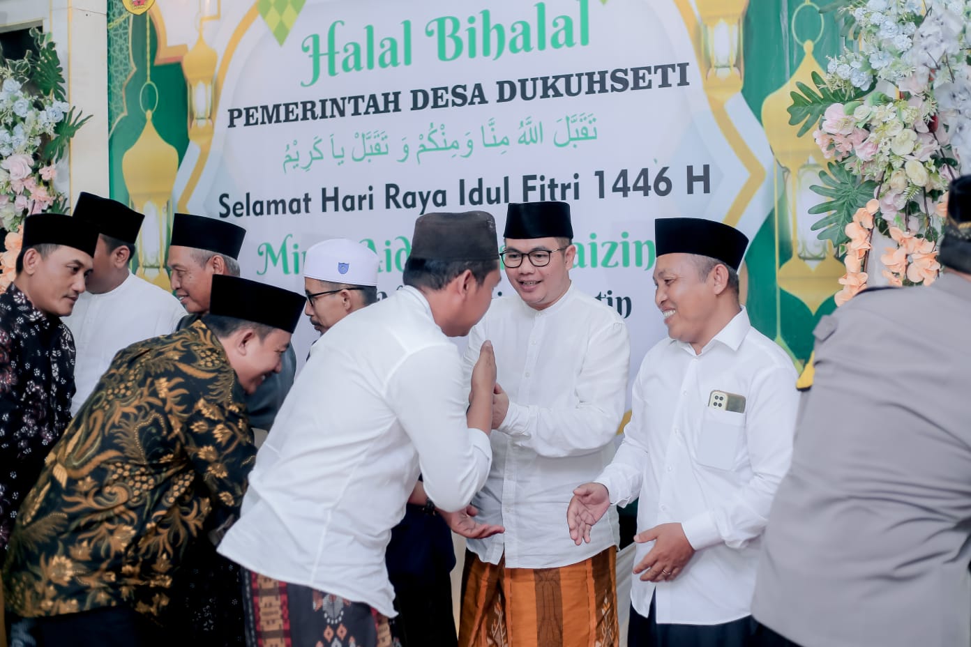 BERSALAMAN: Pemdes Dukuhseti mengadakan halal bi halal di balai desa setempat belum lama ini.