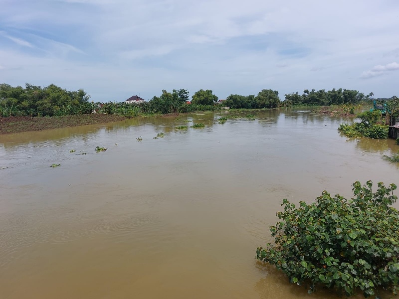 PENUH: Sungai Silugonggo nyaris penuh setelah hujan beberapa waktu lalu.