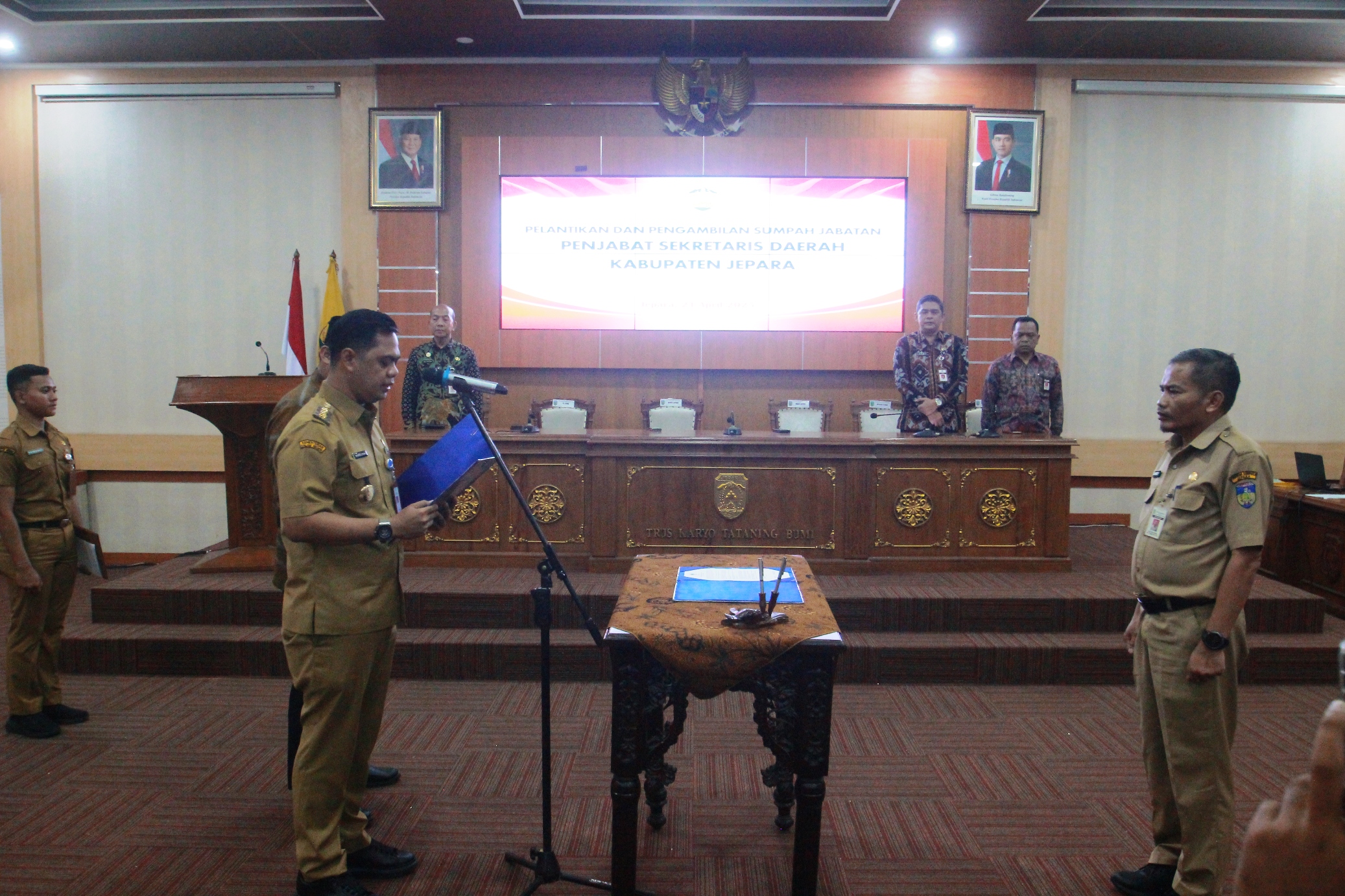 NAIK TINGKAT: Bupati Jepara Witiarso Utomo melantik Kepala DPUPR Jepara Ary Bachtiar sebagai Pj Sekda Jepara kemarin.