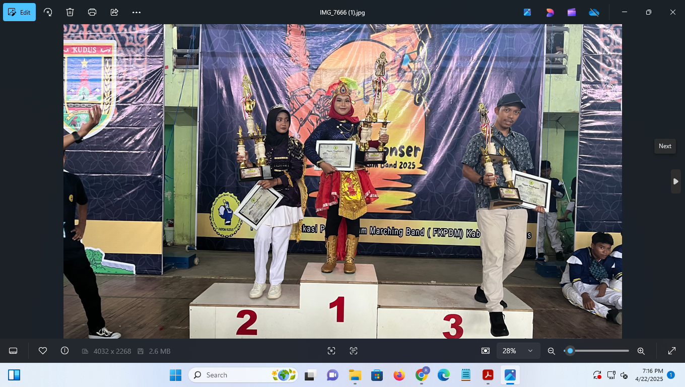 SLB Negeri Purwosari mendapatkan juara pada kompetisi drumband di GOR Bung Karno Kudus.
