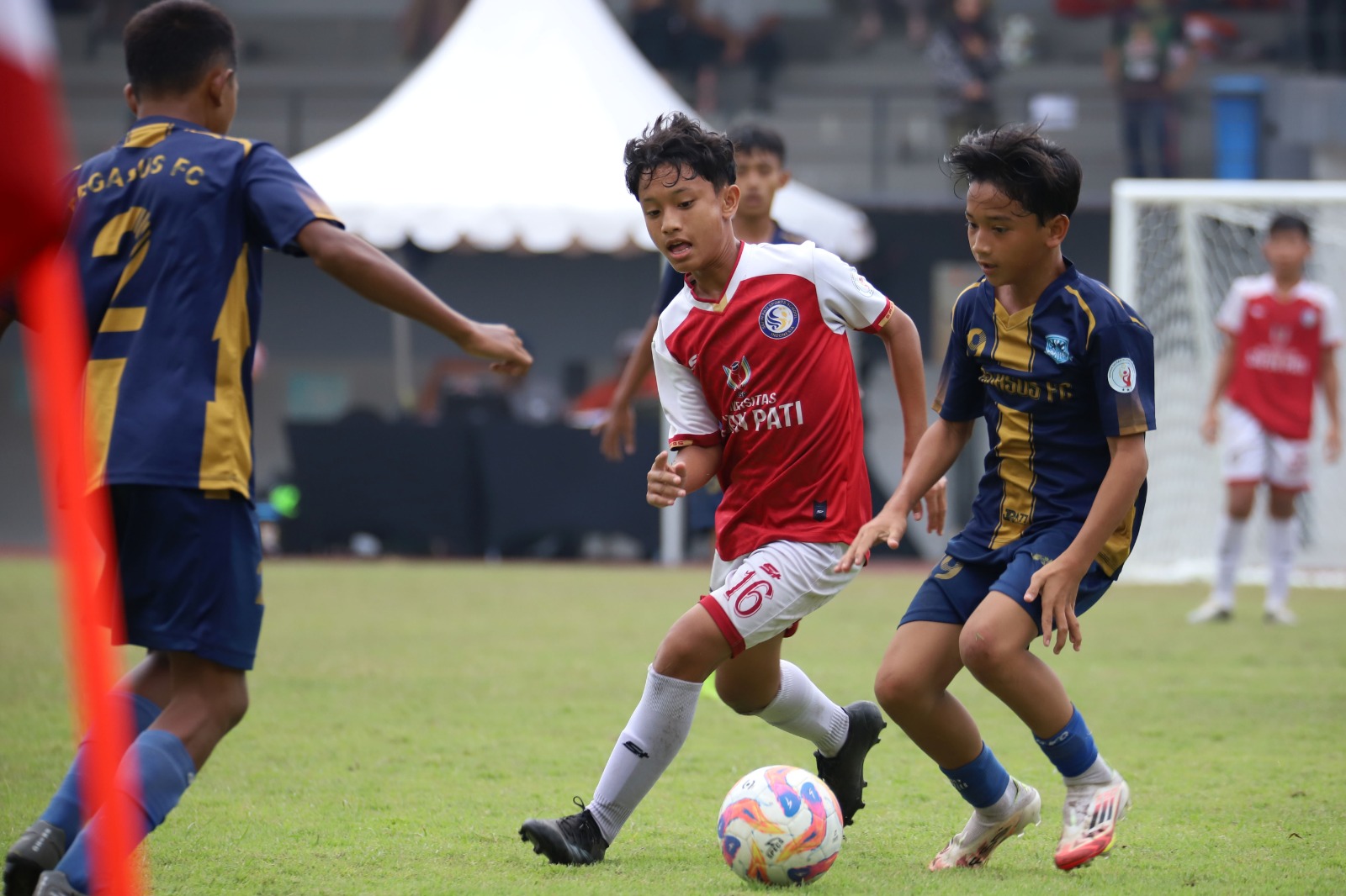 Pemain Safin Pati (tengah) berebut bola dengan lawan di ajang Barati Cup International 2025 di Surabaya.