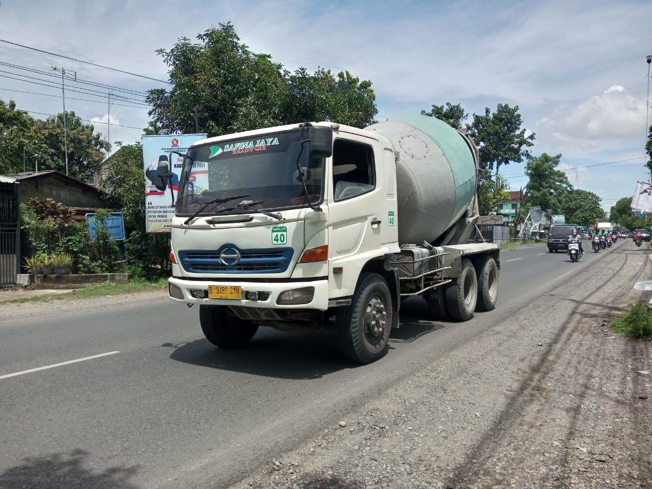PADAT : Jalan Pati - Tayu perlu diperlebar untuk menghindari kemacetan. (ACHMAD ULIL ALBAB/RADAR KUDUS)