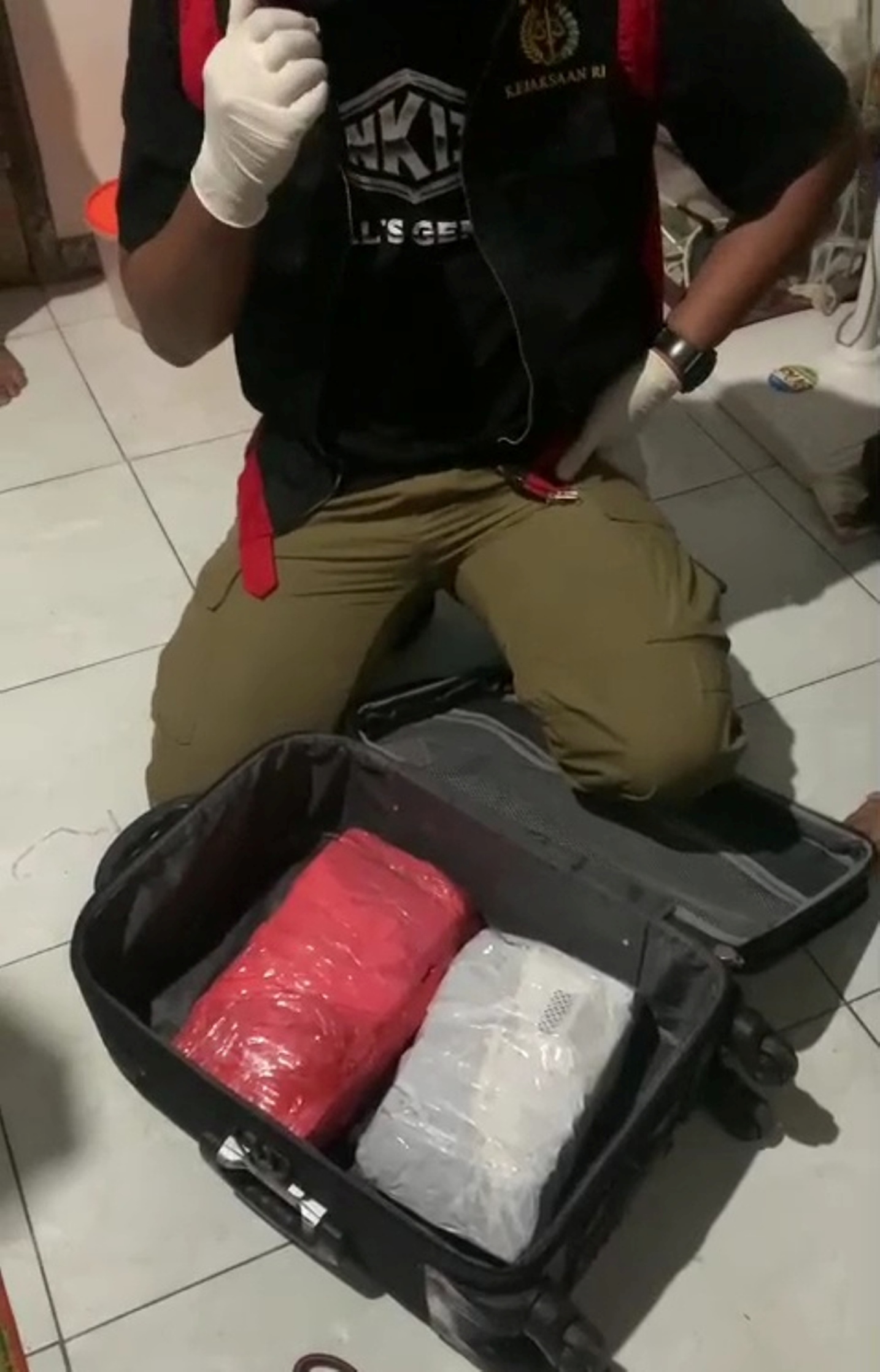 TERUNGKAP: Petugas amankan koper yang diduga berisi uang suap atas Ali Muhtarom belum lama ini.