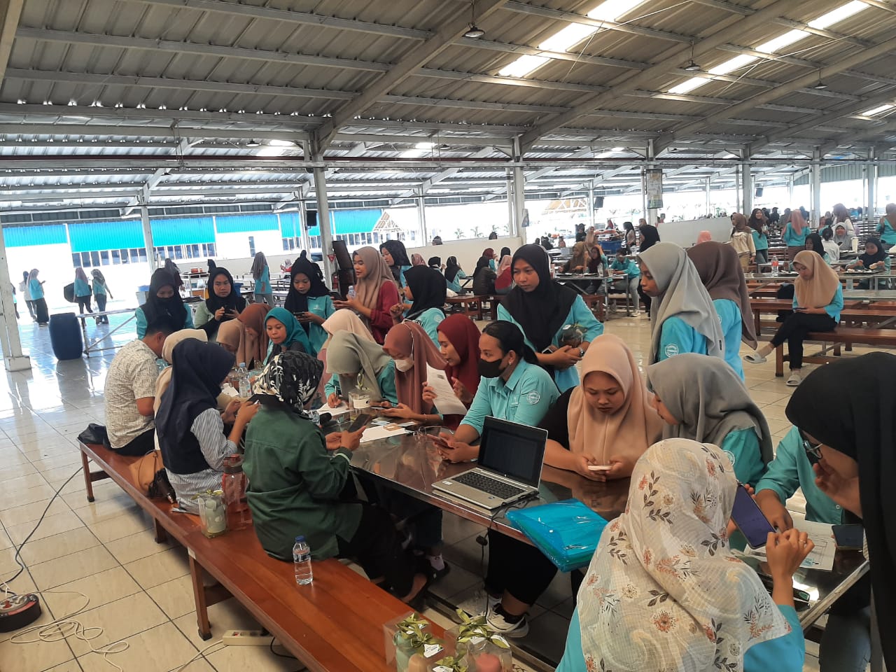DUDUK: BPJS Ketenagakerjaan Cabang Pati mengadakan kegiatan grebeg aplikasi Jamsostek Mobile (JMO) kepada karyawan PT Sejin Fashion Indonesia pada Rabu (23/4).