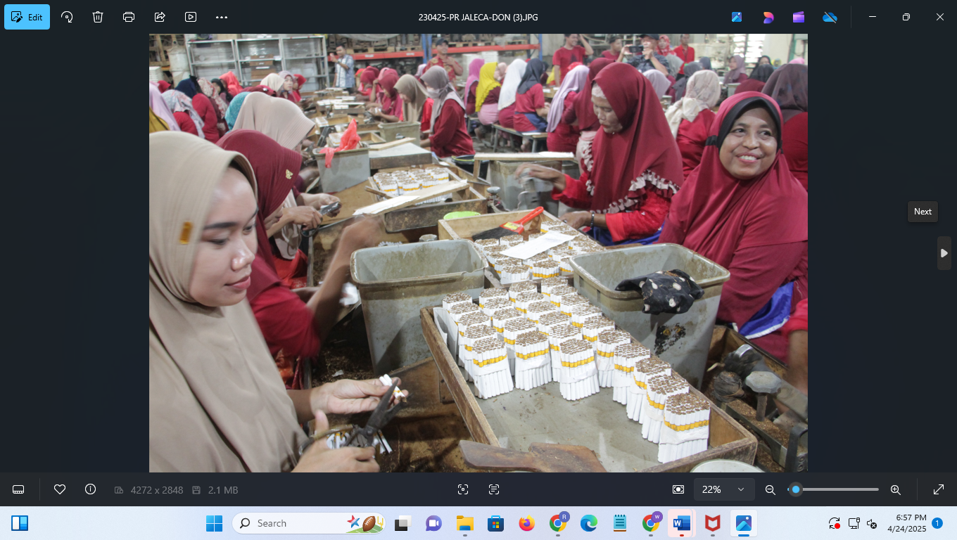 SENYUM BAHAGIA : Buruh Salah Satu Pabrik Rokok di Bae Kudus.