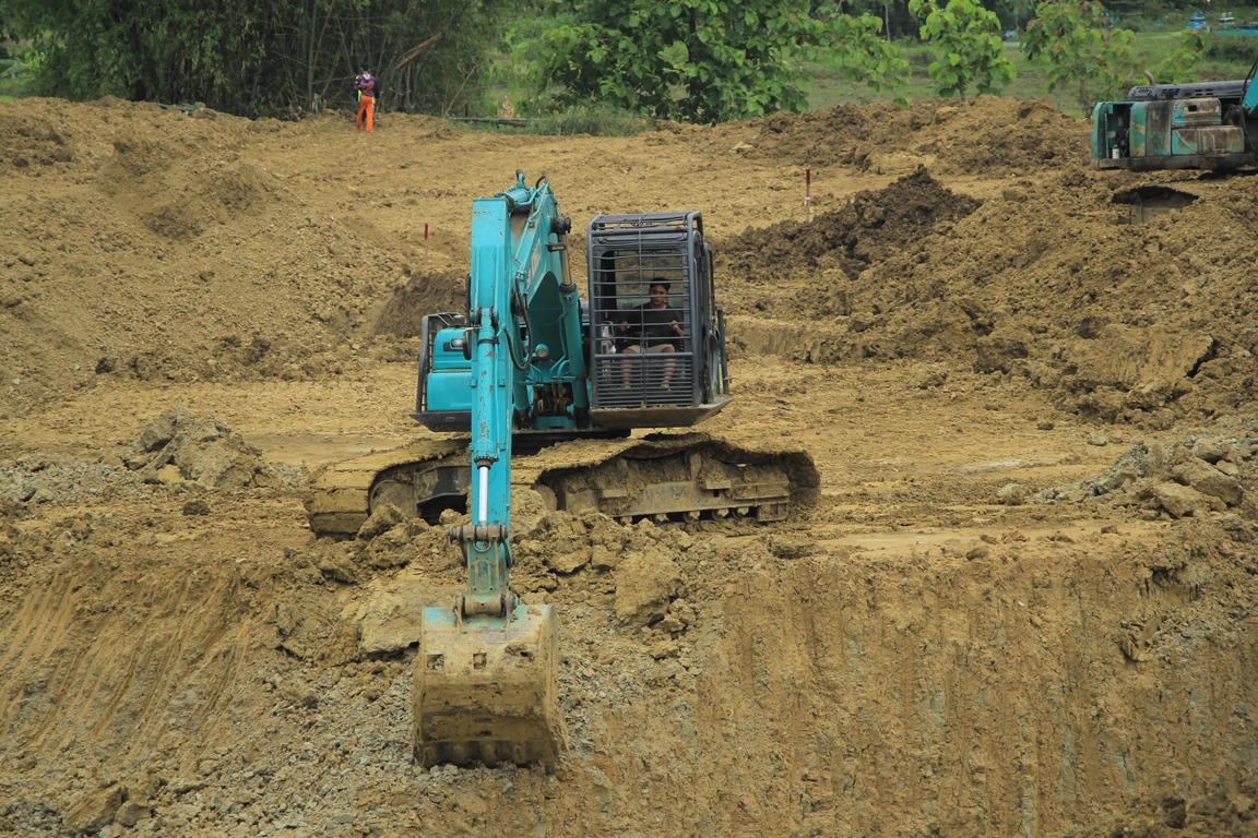 BERMASALAH: Sejumlah alat berat dikerahkan untuk mengeruk tanah pada proyek Embung Glebeg Sulang yang belakangan akhirnya bermasalah. (WISNU AJI/RADAR KUDUS)