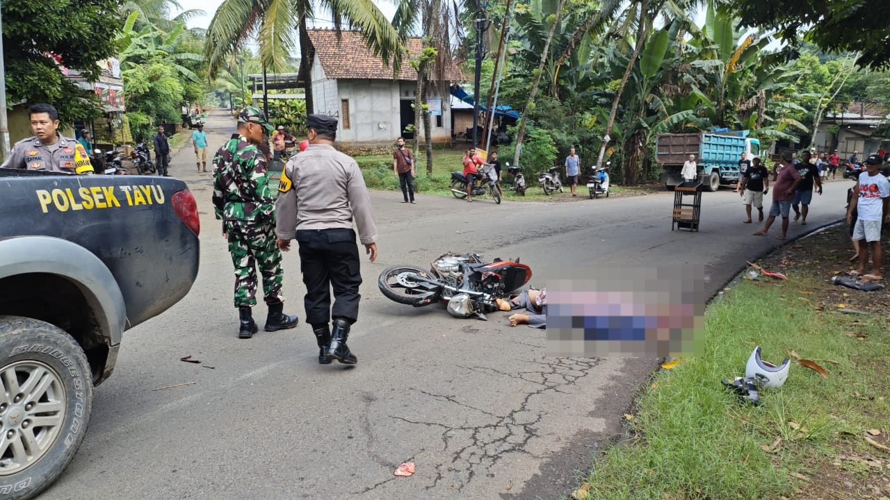 Polsek Tayu saat hendak mengevakuasi korban kecelakaan di Jalan Lingkar Tayu Pati, Jumat (25/4/2025). (POLSEK TAYU UNTUK RADAR PATI)