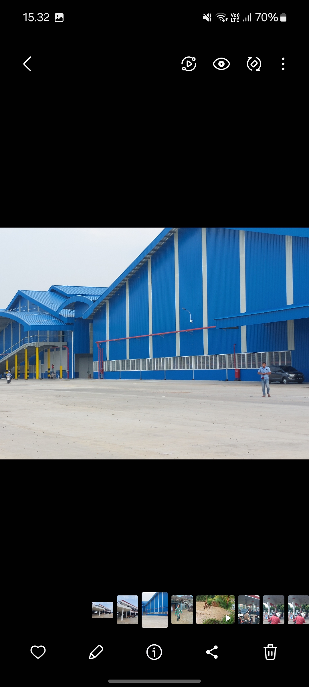 BEKERJA: Buruh di PT HWI Pati berjalan menuju kantor belum lama ini.
