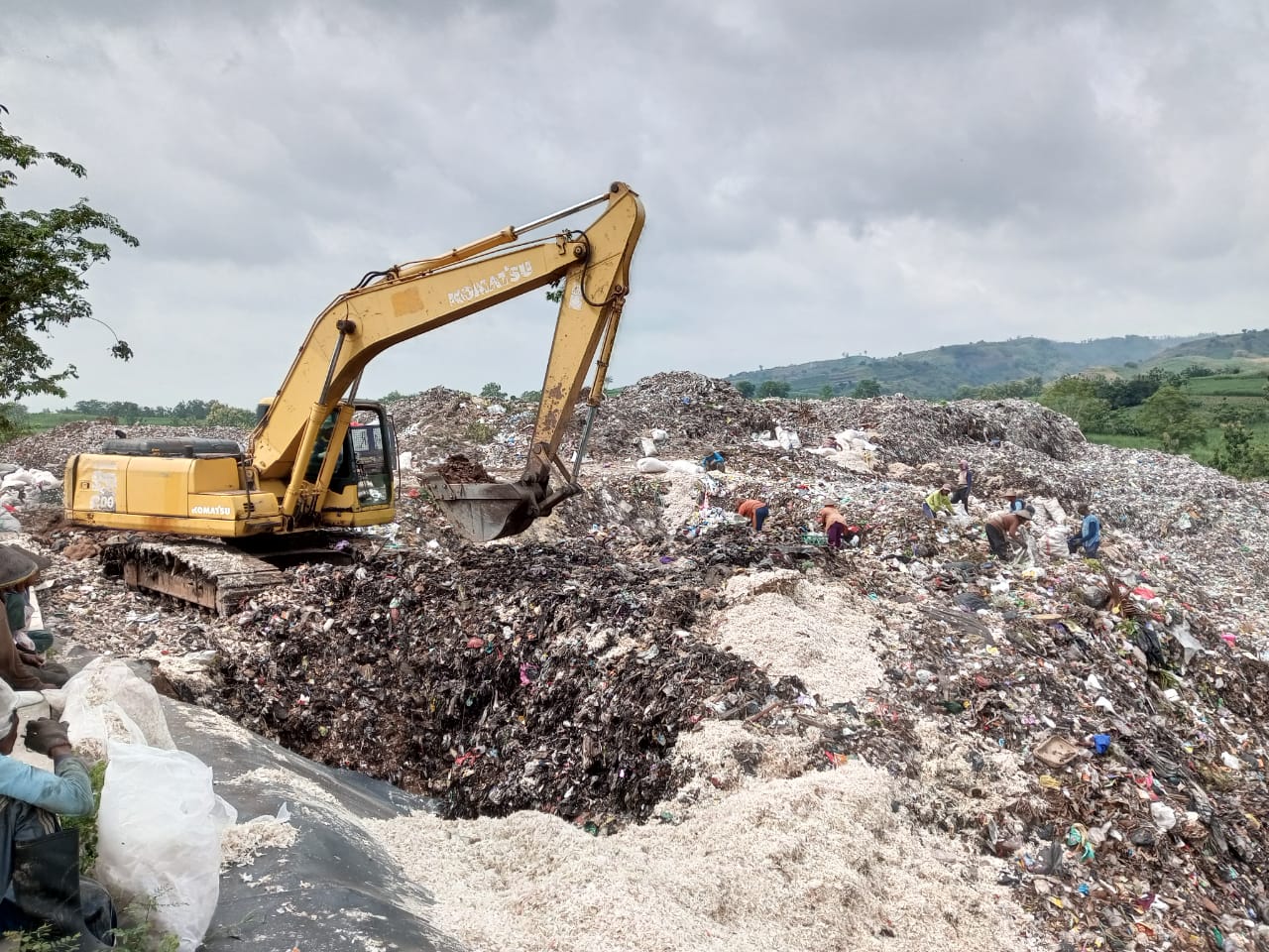 Alat berat sedang mengatur tumpukan sampah yang menggunung di TPA Sukoharjo Kabupaten Pati. (ACHMAD ULIL ALBAB/RADAR PATI)