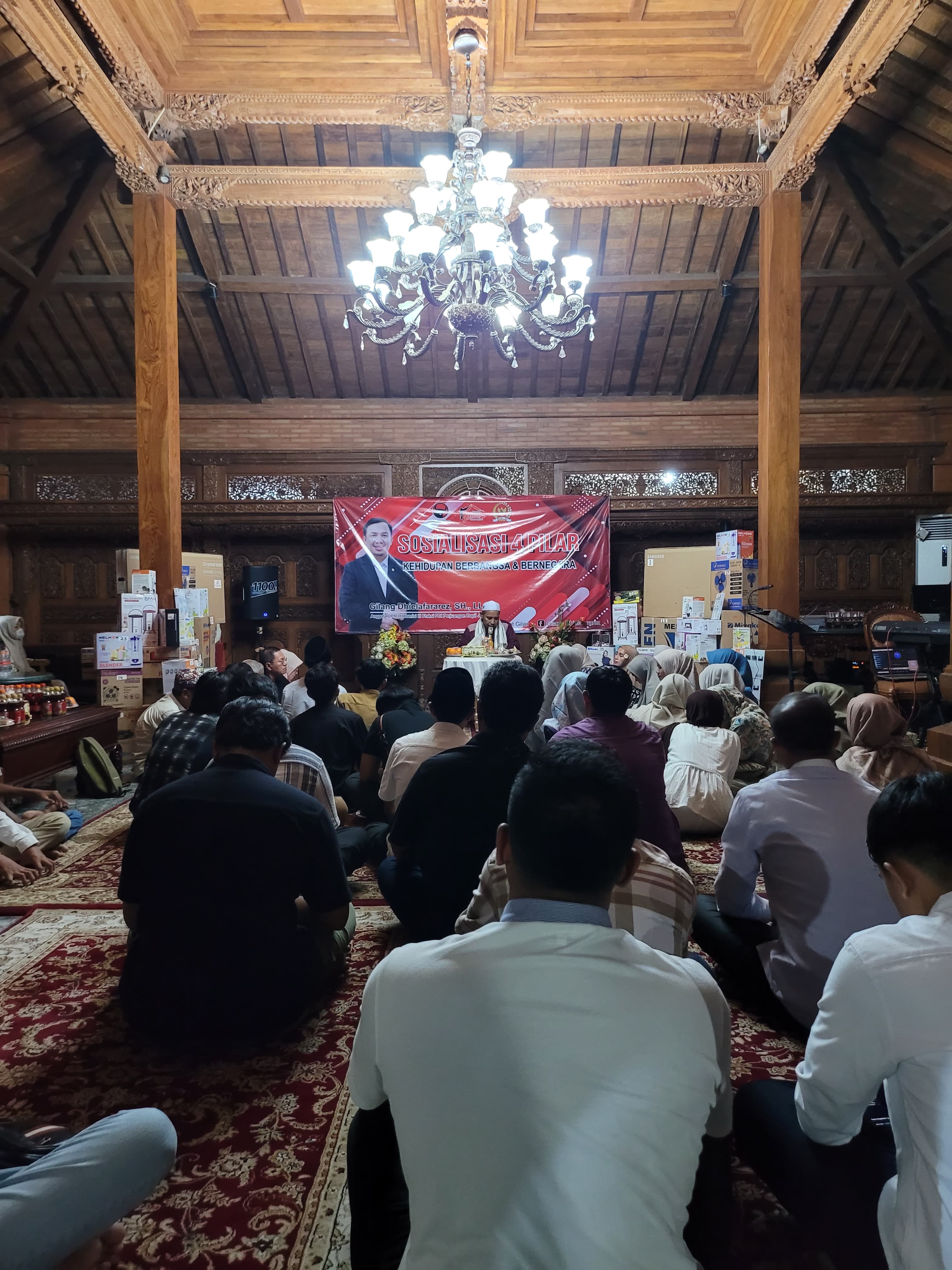NGAJI: KH Ahmad Nasihin memberikan tausyiah di rumah aspirasi Sahabat Gilang.