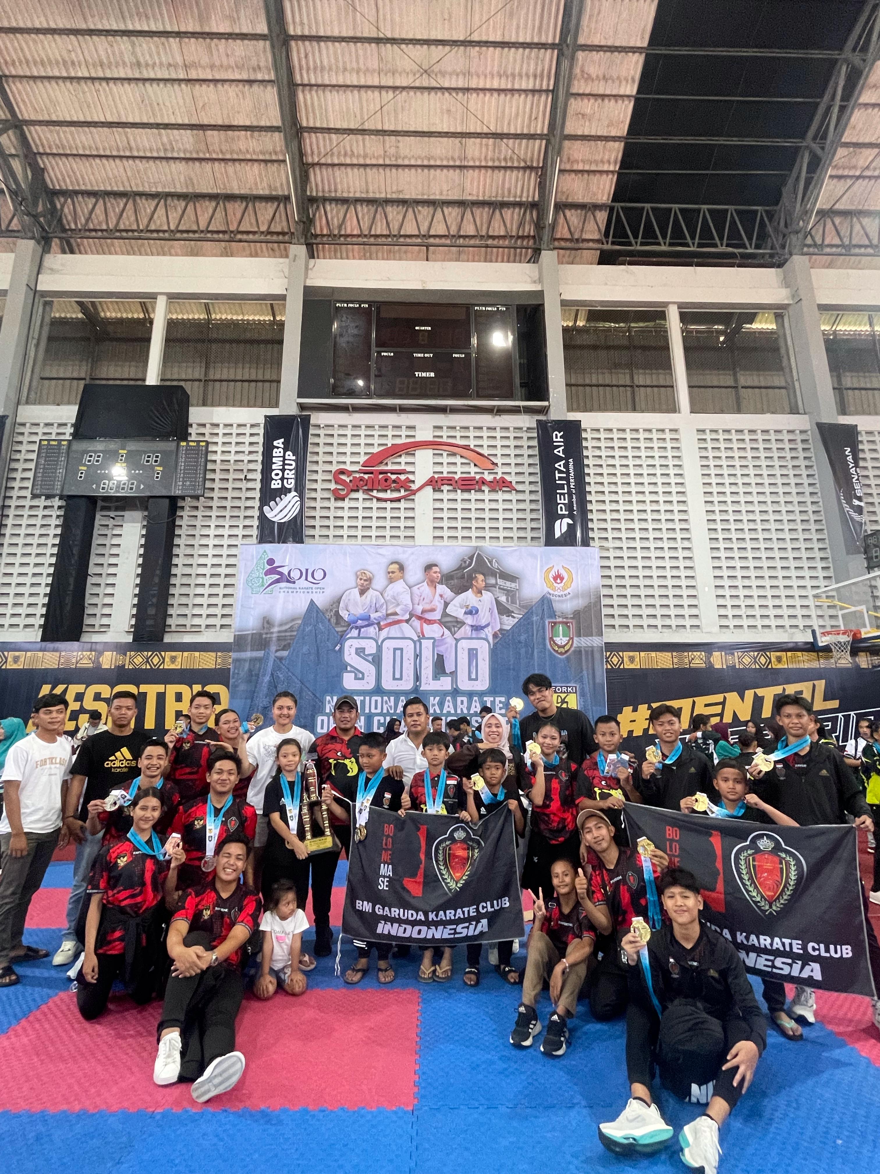 JUARA: Atlet BM Garuda Karate Club  Jepara merayakan kemenangan di Solo National Karate Open Championship.