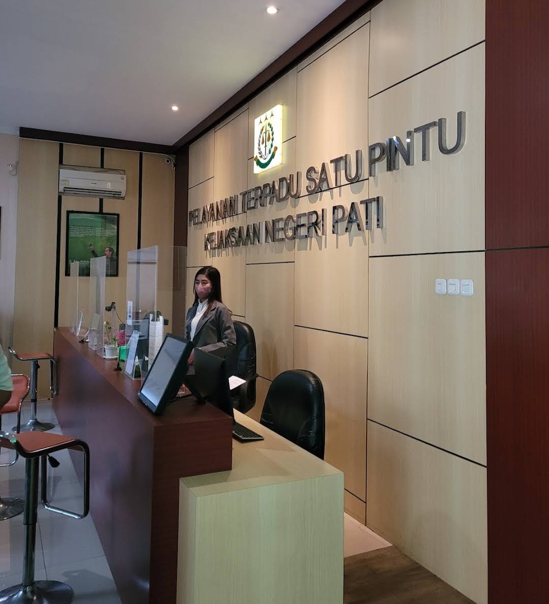 BERDIRI: Pegawai pelayanan di Kejaksaan Pati standby di Kantor Kejaksaan Pati belum lama ini.