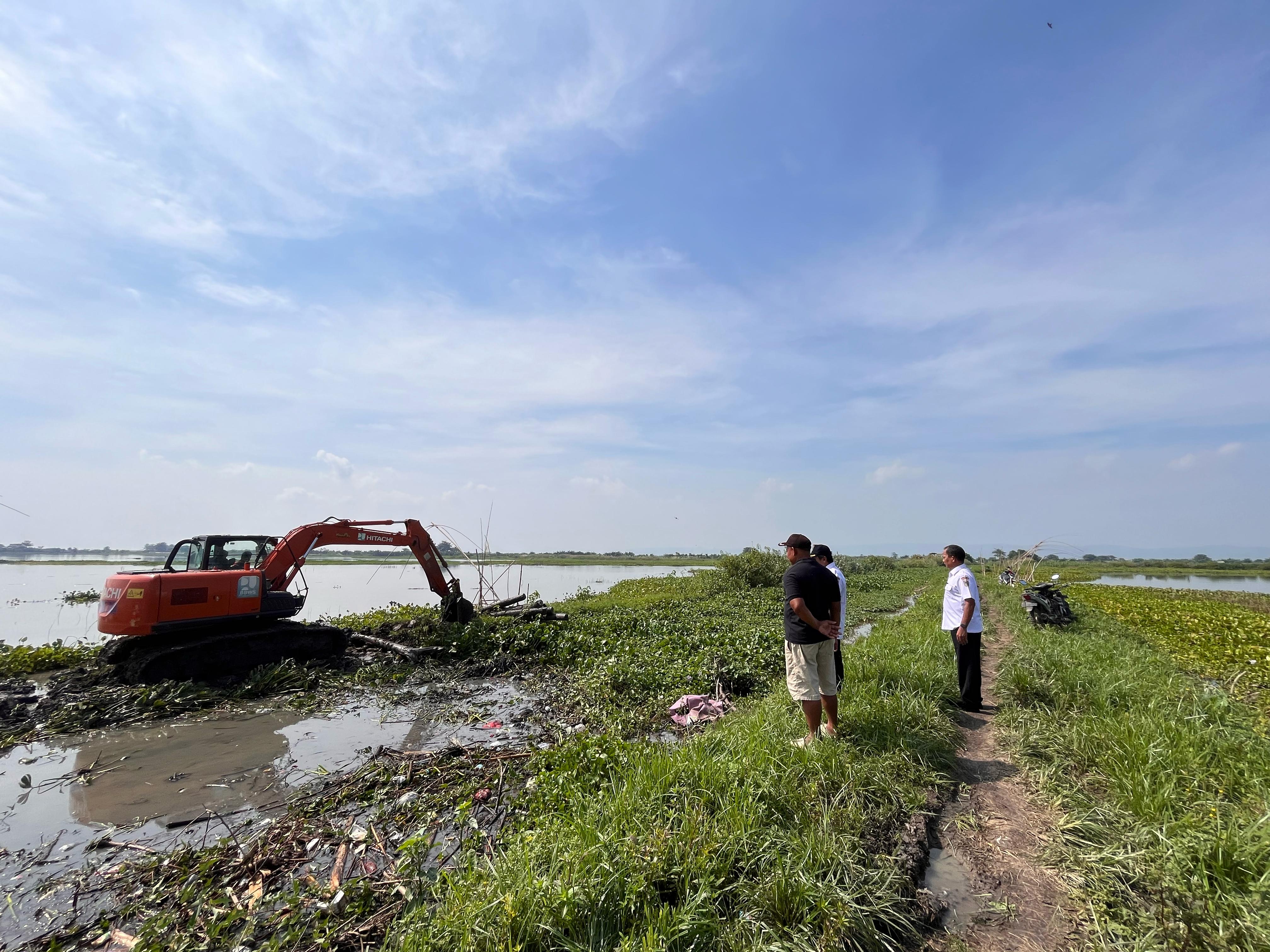 DITANGANI: Alat berat dari BBWS Pemali Juana diturunkan untuk menormalisasi Sungai Tumpang di Desa Gondoharum.