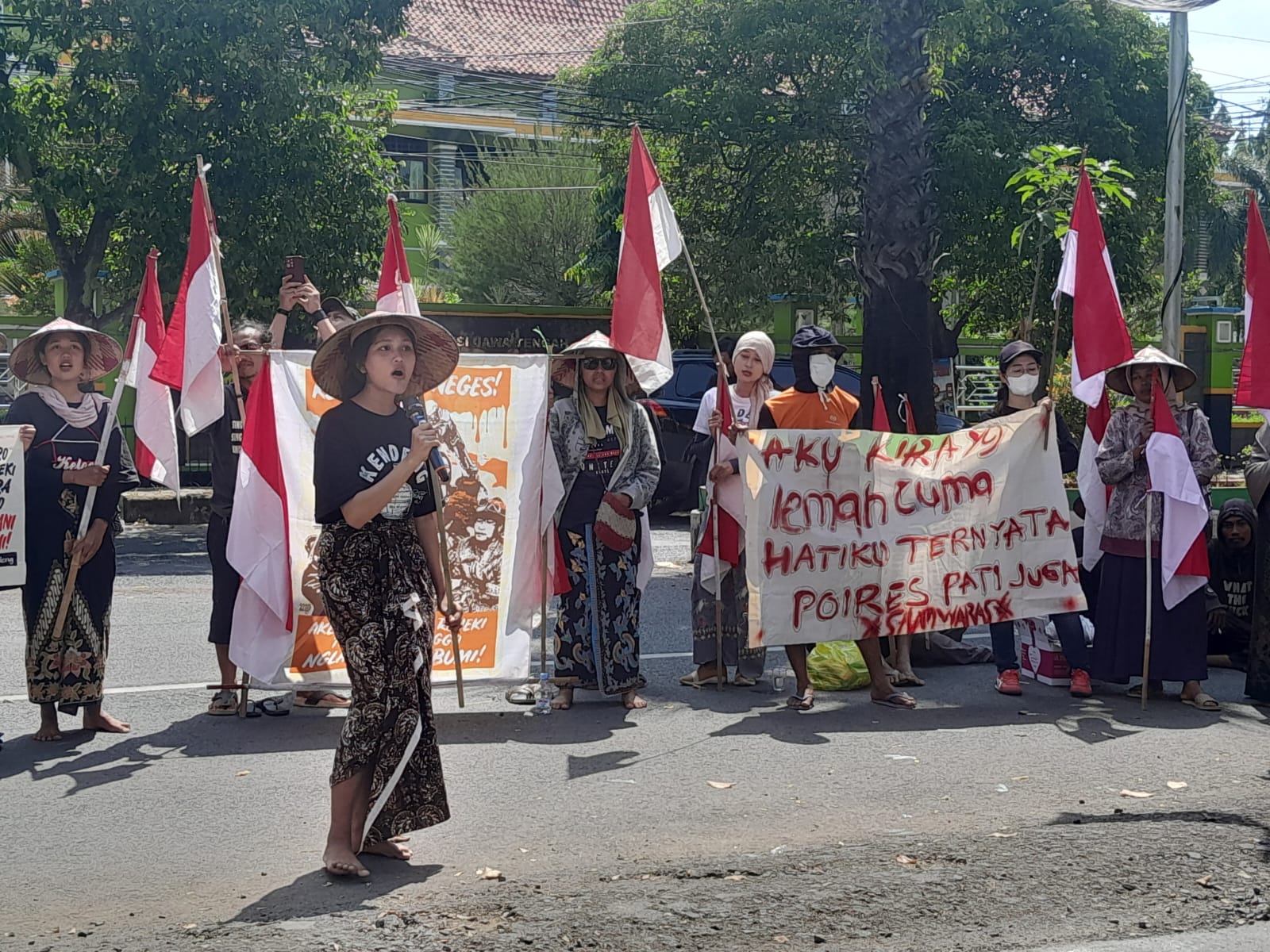ORASI: Warga Sukolilo mendatangi Kantor Polresta Pati pada Senin (5/5).