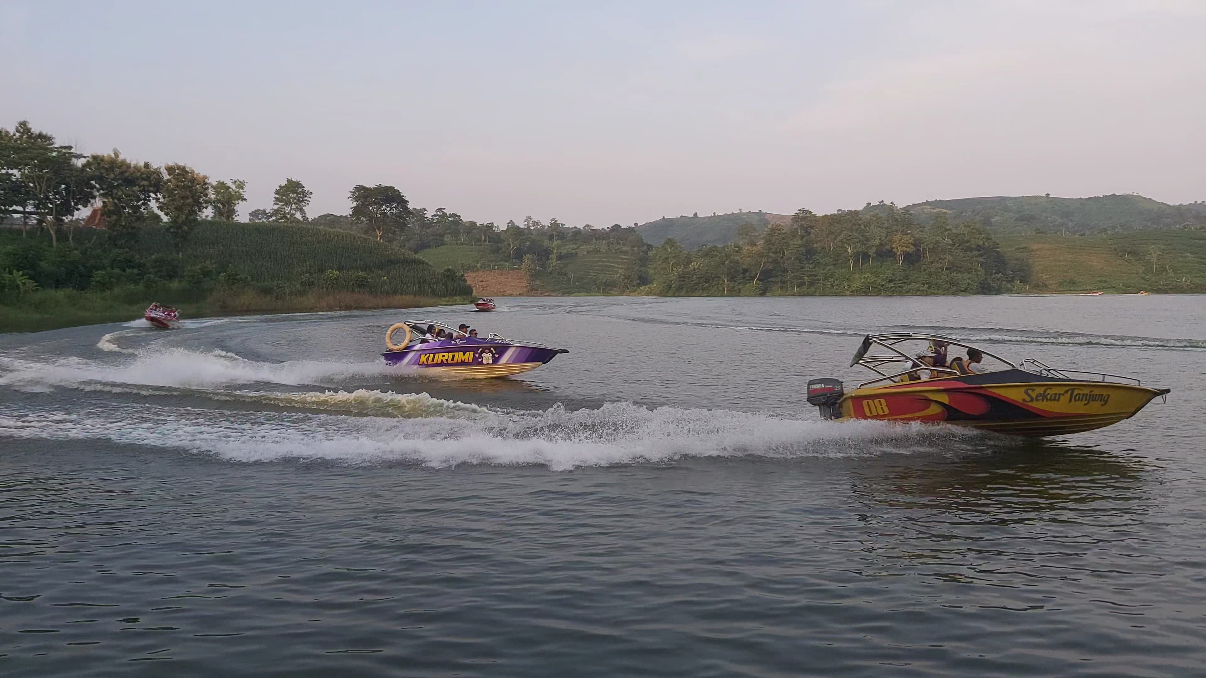 MENANTANG: Wisatawan Sedang Menikmati Wahana Speedboat yang Beroperasi di Waduk Logung